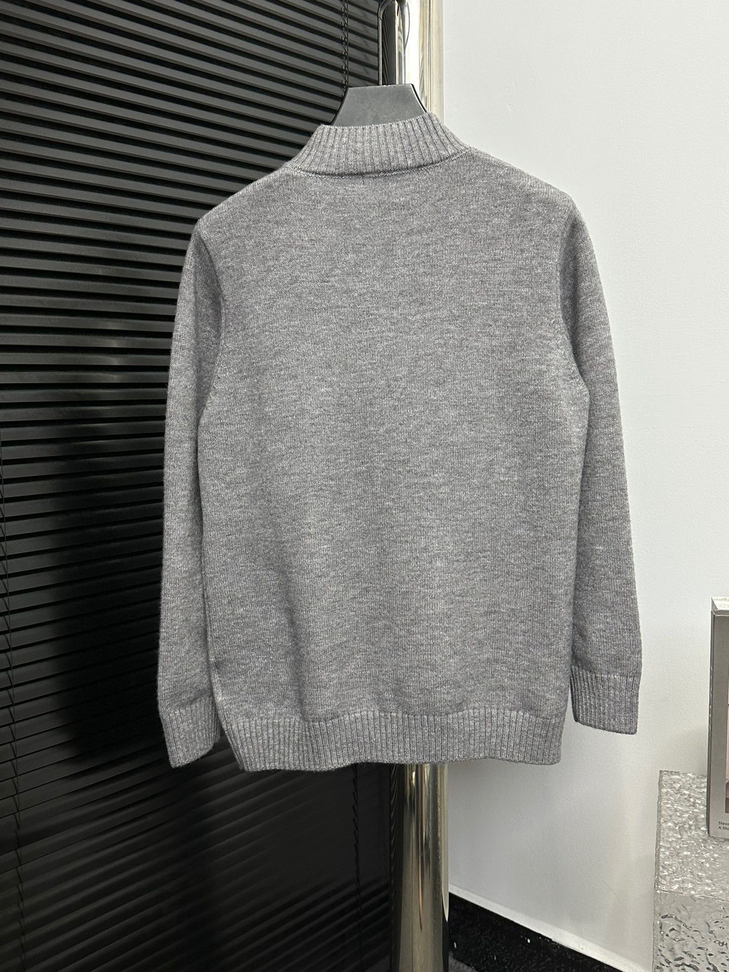 P155 高品质
【Prada 】普拉达精密刺绣针织毛衣外套 
2024新款市面1:1最高版本复刻 原版开发 定智针织面料工艺处理 绝非市场仿羊毛成分通过水洗做出来的手感效果厚实感十足 质感区别市场货 高度还原 每一个颜色起订量需要500KG选定一线毛纺工厂代工 
吊牌 吊粒 水洗 包装袋 全套辅料 
颜值相当高 做工超精致
尺码：S M L