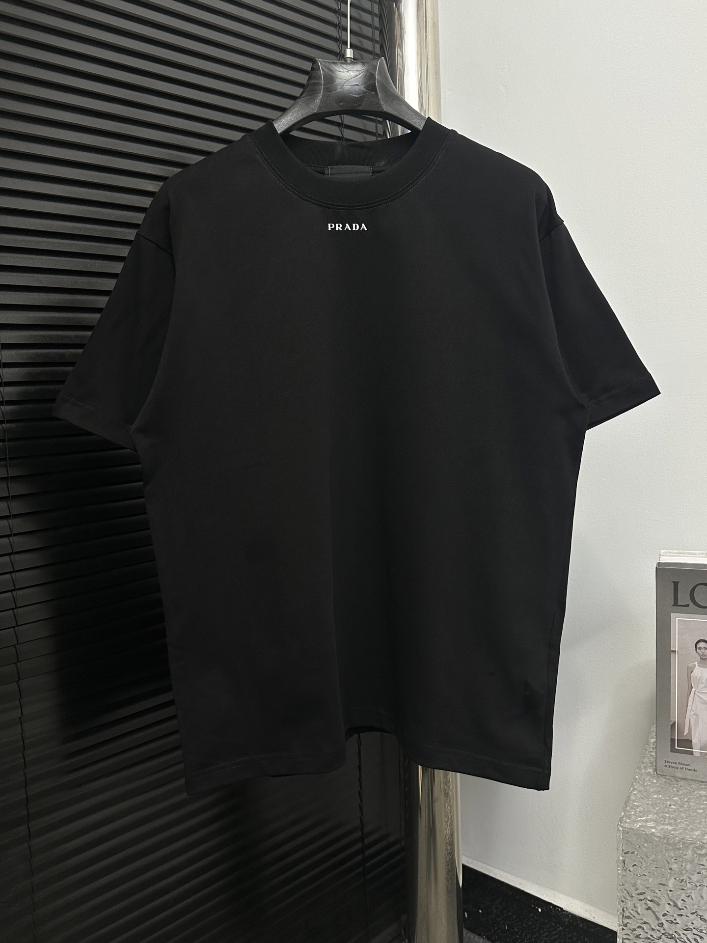 [Prada] Camiseta de manga corta con logo de letra pequeña de Prada 280 g de algodón hecho a medida, tejido suave y cómo…