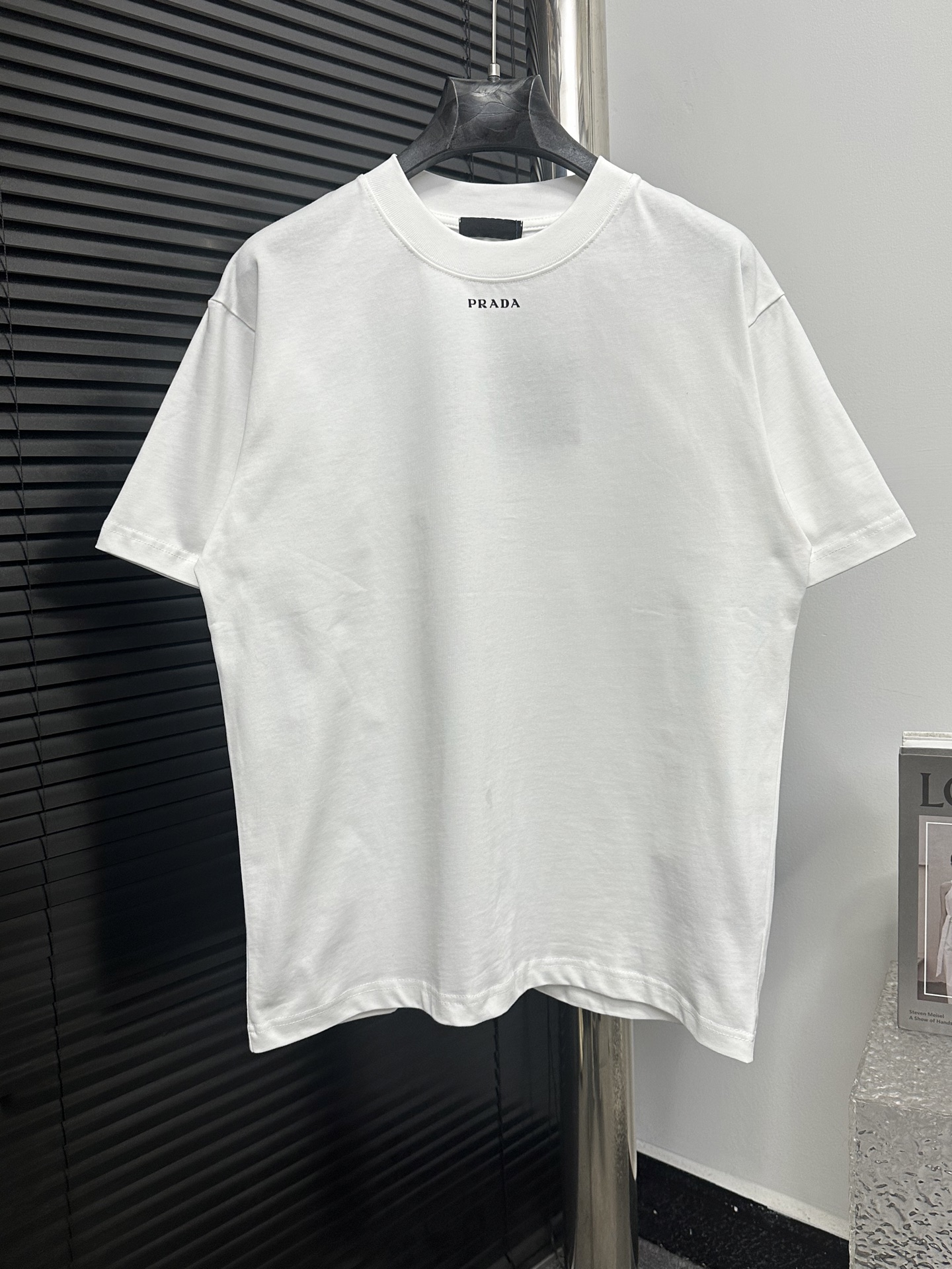 NO:128509,【Prada】Prada small letter logo short-sleeved T-shirt 280g customized cotton, soft and comfortable fabric, brand new design inspiration, very fashionable and representative! Comfortable and breathable! Extremely fashionable, durable and stylish, high-end and atmospheric, extremely stylish and versatile! Color black and white Size XS-L,,prada,prada,T-shirt,tees,t-shirt,alexander wang19860909【Prada】普拉达小字母logo短袖T恤 280克定制棉,面料柔软舒适,全新设计灵感,极具时尚代表性!手感舒适透气!极为时尚耐看有腔调,上身效果高端大气,极致有型的百搭款! 颜色黑色 白色 尺码XS-L,,prada,prada,T-shirt,tees，t-shirt,alexander wang,Men's clothing