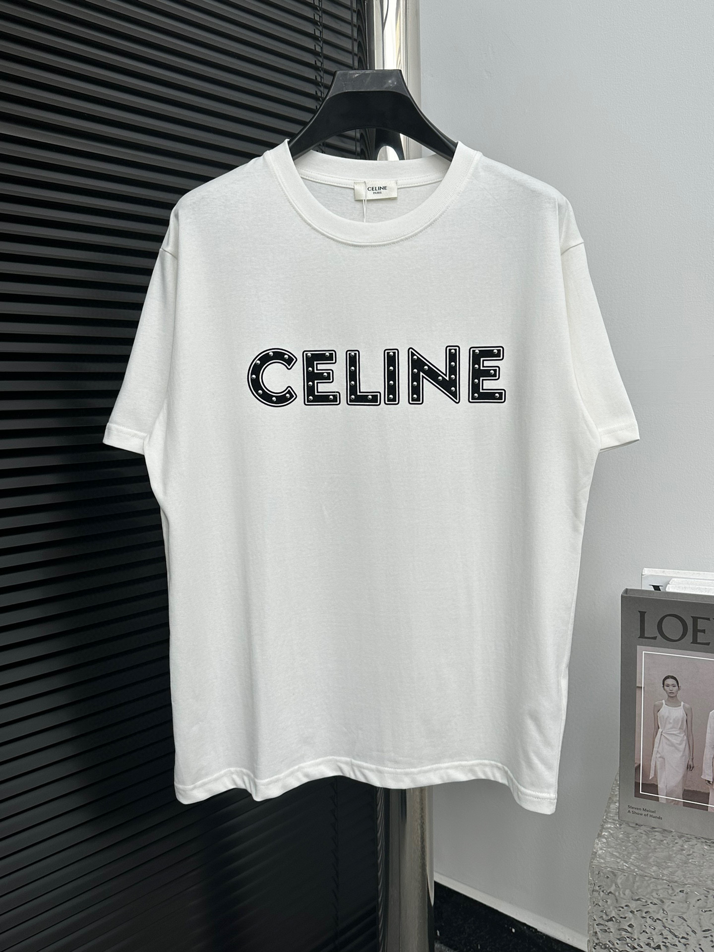 NO:128512,【CELINE】Celin patch rivet short-sleeved T-shirt pure cotton double yarn sweat fabric same cylinder fixed dyeing special bold 32 double strand 1×1 rib Laser engraved brand letter logo patch · Pure hand-finished rivets · Imported Tiandao embroidery machine heavy-industry patch embroidery process · Double needle thread cross-seaming process · Original owner label washing tag moisture-proof paper packaging Color black white Size XS-L,,celine,celine,T-shirt,tees,t-shirt,alexander wang19860909【CELINE】赛琳 贴布铆钉短袖t恤 纯棉双纱汗布面料同缸定染特种加粗32支双股1×1罗纹 激光镂刻品牌字母标识贴布 · 纯手工敲定铆钉 · 进口田岛绣花机重工贴布刺绣工艺 · 双针车线跨缝工艺 · 原版主唛水洗吊牌防潮纸包装 颜色黑色 白色 尺码XS-L,,celine,celine,T-shirt,tees，t-shirt,alexander wang,Men's clothing