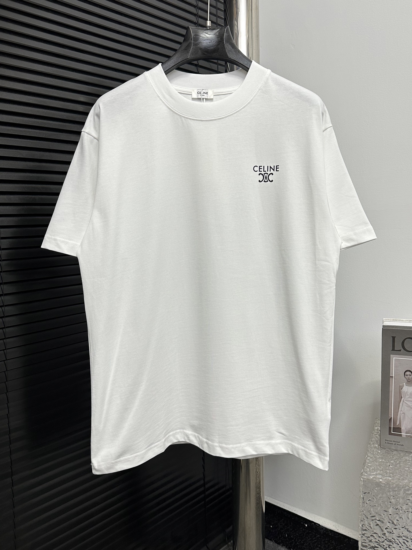 NO:128515,【CELINE】Celin letter logo short-sleeved T-shirt pure cotton double yarn sweat cloth fabric same cylinder fixed dye special bold 32 double strand 1×1 rib double needle thread cross-seam process Original master label washing tag moisture-proof paper packaging Color black white Size XS-L,,celine,celine,T-shirt,tees,t-shirt,alexander wang19860909【CELINE】赛琳 字母logo短袖t恤 纯棉双纱汗布面料同缸定染特种加粗32支双股1×1罗纹 双针车线跨缝工艺 原版主唛水洗吊牌防潮纸包装 颜色黑色 白色 尺码XS-L,,celine,celine,T-shirt,tees，t-shirt,alexander wang,Men's clothing