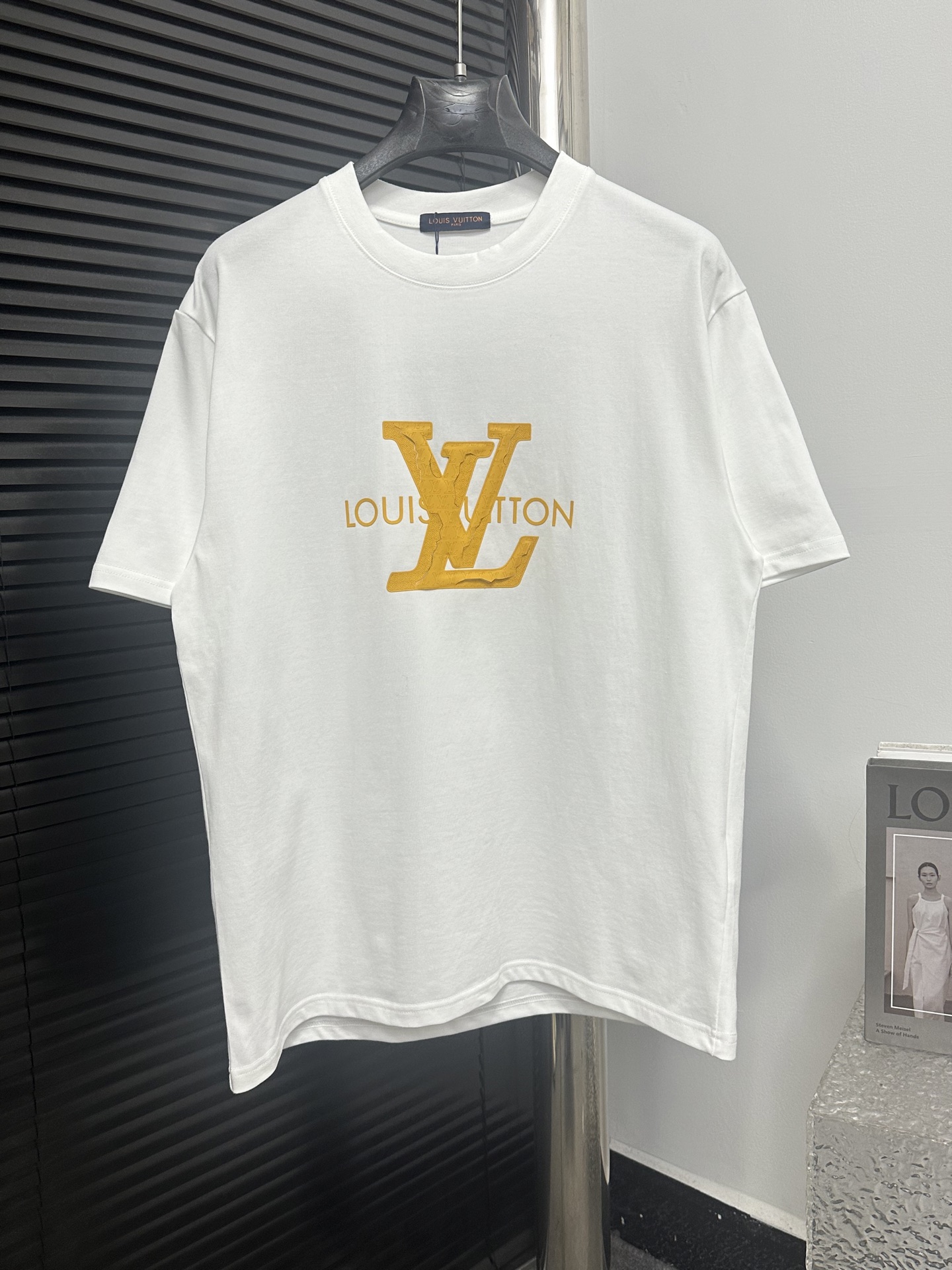 NO:128518,【Louis Vuitton】25SS early spring new model, three-dimensional glue grinding foam wow glue short sleeves, pure cotton double yarn sweat fabric, special bold 32 double strands 1X1 thread, three-dimensional glue film foam wow glue letters high temperature pressing, light luxuryism, essential items for daily commuting for men and women, correct version, welcome to compare, detailed features, color black/white, size S-XL,,louis vuitton, T-shirt, alexander wang19860909【Louis Vuitton】25SS早春新款 立体胶磨发泡哇胶短袖 纯棉双纱汗布面料 同缸定染特种加粗32支双股1X1螺纹 立体胶膜发泡哇胶字母高温烫压 轻奢主义 男女日常通勤穿搭必备单品 正确版本 欢迎对比 详细特征 颜色黑色/白色 尺码S-XL,,louis vuitton,T-shirt,alexander wang,Men's clothing