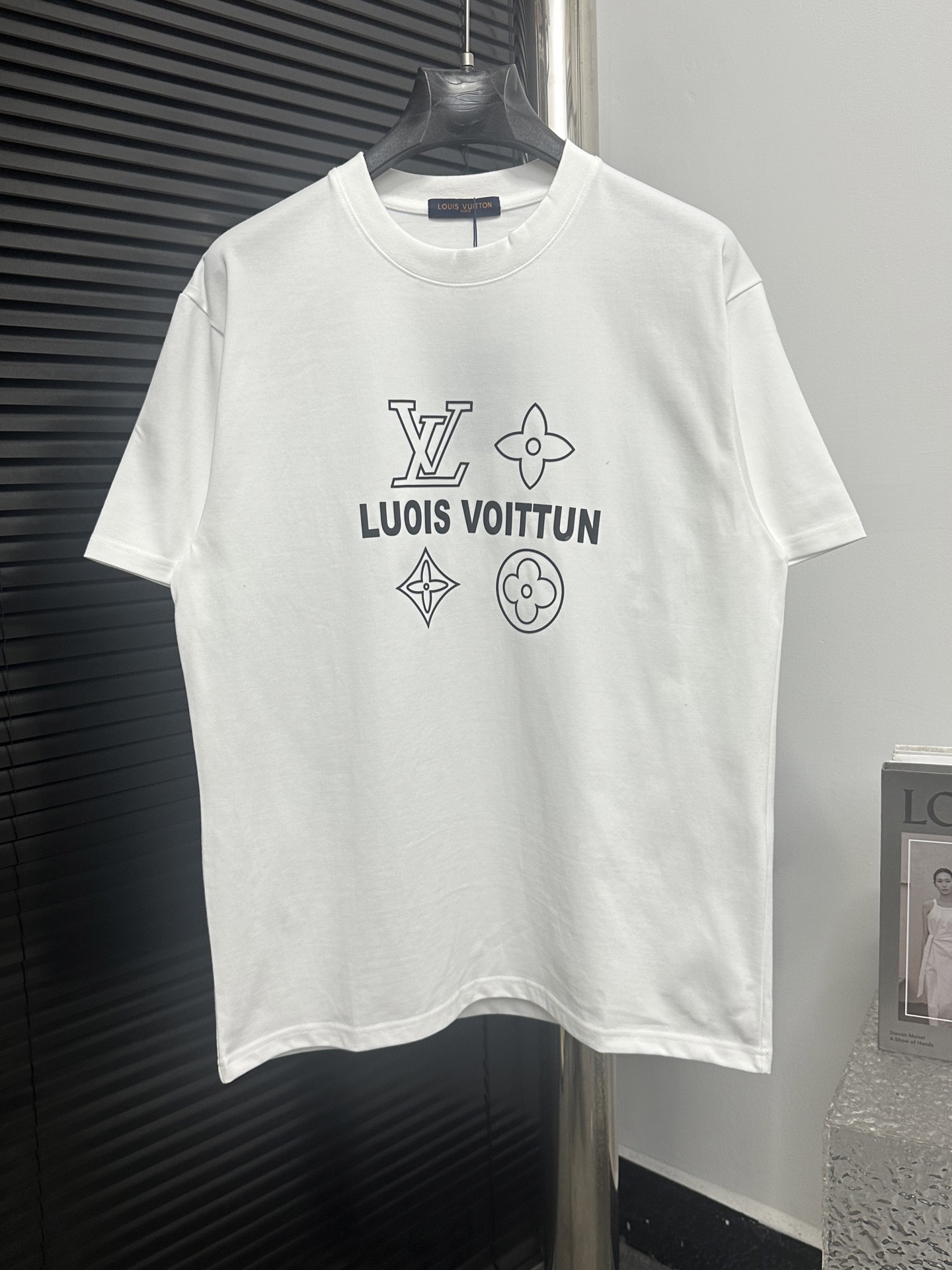 NO:128521,【Louis Vuitton】25SS early spring new letter short sleeve pure cotton double yarn sweat fabric same cylinder fixed dye special bold 32 double strand 1X1 thread light luxuryism necessities for men and women daily commuting outfits Correct version Color black/white Size S-XL,,louis vuitton, T-shirt,alexander wang19860909【Louis Vuitton】25SS早春新款字母短袖 纯棉双纱汗布面料 同缸定染特种加粗32支双股1X1螺纹 轻奢主义 男女日常通勤穿搭必备单品 正确版本 颜色黑色/白色 尺码S-XL,,louis vuitton,T-shirt,alexander wang,Men's clothing