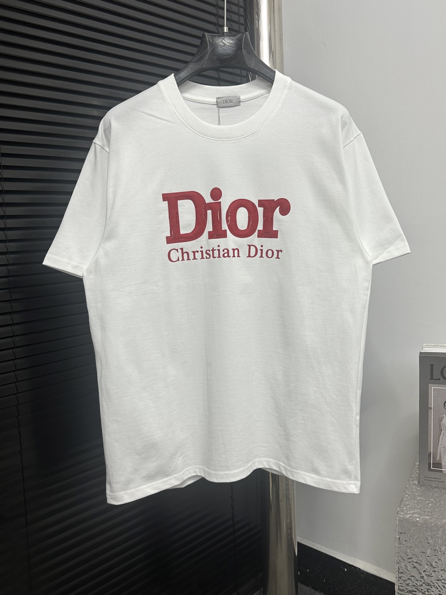 NO:128524,【dior】Dio 25ss letter burst sponge short sleeve custom 280g same-cr dyed fabric feels very comfortable to use. The latest brick cabinet in spring and summer is fashionable and unique and beautiful. A must-have tag for both men and women. Collar tags. Washed wheat three-mark complete. Color: Black and White. Size: S-XL,,dior,dior,T-shirt,alexander wang19860909【dior】迪奥25ss字母爆裂海绵短袖 定制280克同缸染面料手感非常舒服 春夏最新砖柜同步时尚又个性百搭好看的一款男女都非常合适人手必备款吊牌 领标 水洗麦三标齐全 颜色: 黑色 白色 尺码: S-XL,,dior,dior,T-shirt,alexander wang,Men's clothing