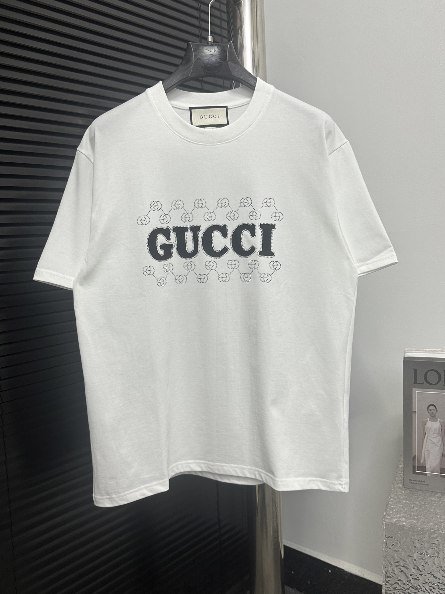 NO:128526,【Gucci】Gucci 25sslogo round neck T-shirt short-sleeved fashionable round neck chest T-shirt This T-shirt is exquisitely crafted and has a full sense of design! The matching is stylish! The upper body style is elegant, both internal and external, and the essential items that combine fashion and comfort seem to be basic. In fact, it is not. You can wear it alone or you can put a bottom inside, the same style as men and women, complete three standards. Color black and white Size S-XL,,gucci,gucci,T-shirt,tees,t-shirt,alexander wang19860909【Gucci】古驰25sslogo圆领T恤短袖 时尚圆领胸t恤此款t恤工艺精湛、设计感十足!搭配潮流有范!上身格调高雅、内外兼修、集时尚与舒适于一身的必备单品看似基础的男t,实则不然,可以单穿,也可以里面再打个底,男女同款,三标齐全 颜色黑色,白色 尺码S-XL,,gucci,gucci,T-shirt,tees，t-shirt,alexander wang,Men's clothing