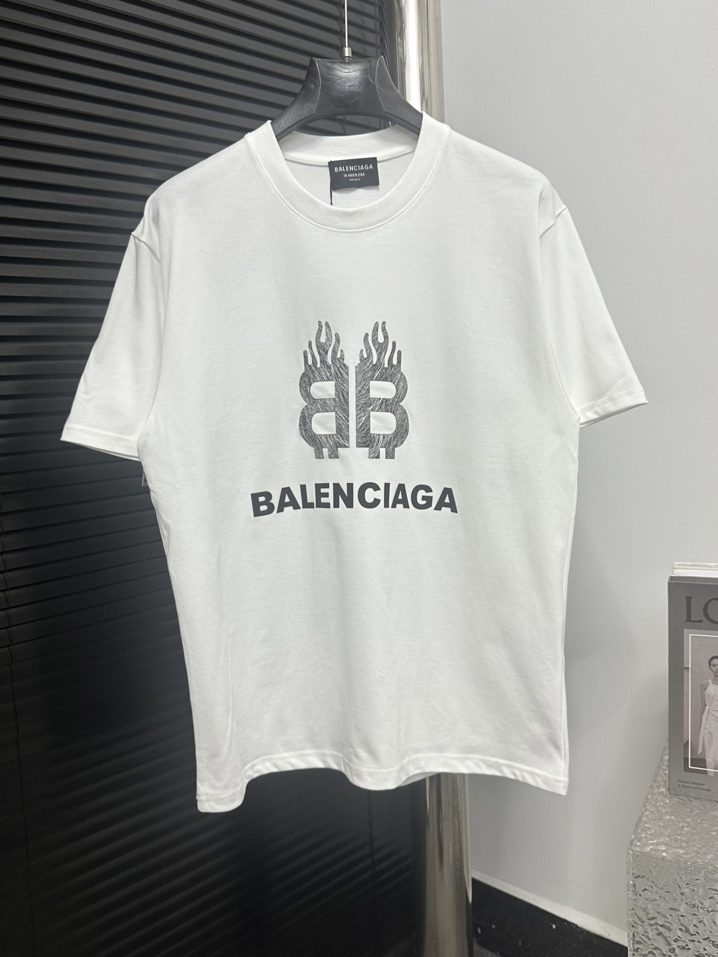 NO:128529,【BALENCIAGA】Balenciaga letter short-sleeved T-shirt fixed woven and dyed 280g combed cotton heavy fabric with zero color difference thread perfect details different from the market currency version Welcome to compare the same style for men and women The must-selling model in the picture above Color white Black Size s-XL,,balenciaga,balenciaga,T-shirt,tees,t-shirt,alexander wang19860909【BALENCIAGA】巴黎世家 字母短袖T恤 定织定染280克精梳棉重磅面料 螺纹零色差 细节完美 区别市面通货版本 欢迎对比 男女同款 上图必卖款 颜色白色 黑色 尺码s-XL,,balenciaga,balenciaga,T-shirt,tees，t-shirt,alexander wang,Men's clothing