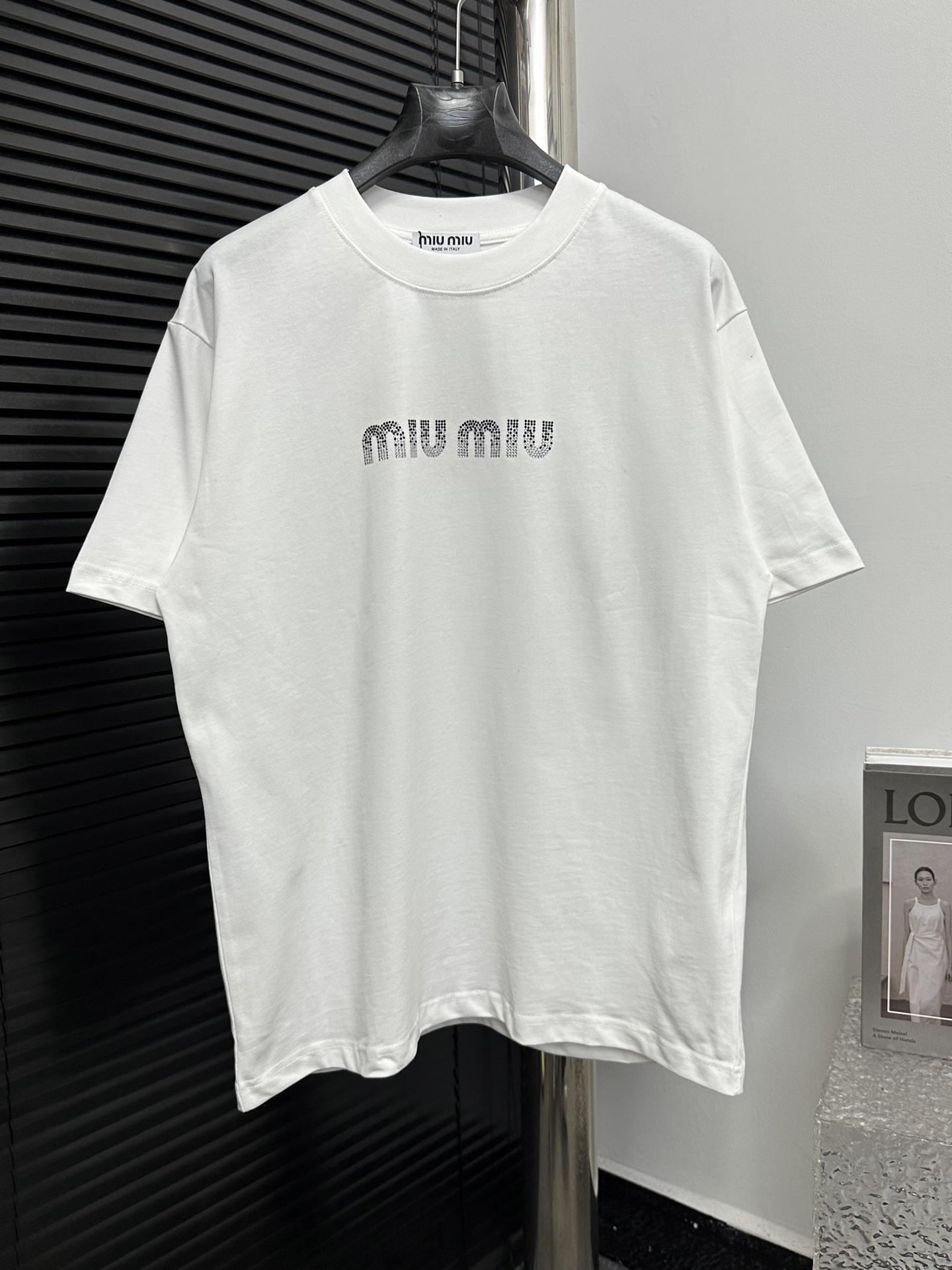 NO:128508,【Miu Miu】Miu Miu 25ss new diamond letter T-shirt with 260g double sand cotton stands out on simple lines, thanks to its signature. With its exquisite and simple style, it is essential items in a gender-free wardrobe. Size XS-L,,miumiu,tees,t-shirt,alexander wang19860909【Miu Miu】谬谬25ss新款带钻字母T恤 采用260g双沙棉 简洁线条上脱颖而出,这要归功于其标志性.凭借其精致、简约的风格,不分性别衣柜中的必备单品. 尺码XS-L,,miumiu,tees，t-shirt,alexander wang,Men's clothing