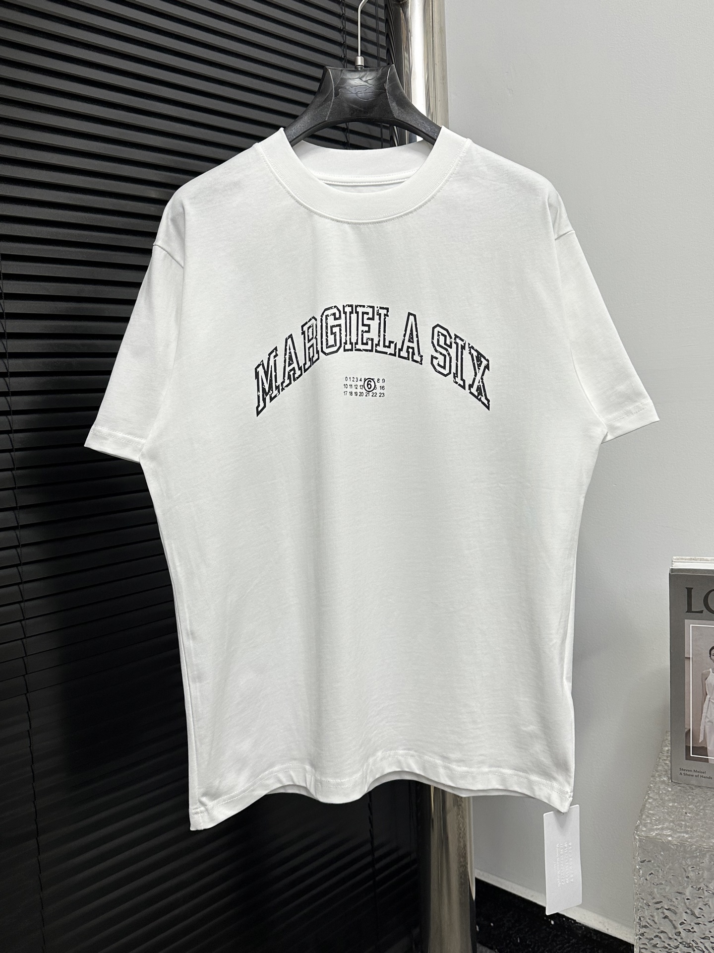 NO:128511,【Maison Margiela】Maison Margiela 25ss new short-sleeved T-shirt is made of 260g double sand cotton, non-shrinkage and deformation. The imported process direct spray is very wide and straightened. It is very comfortable and soft. The corridor style is more comfortable and casual. The same style as men and women. Size XS-L,,masion margiela,T-shirt,tees,t-shirt,alexander wang19860909【Maison Margiela】马吉拉25ss新款短袖T恤 采用260克 双沙纯棉 不缩水不变形  工艺进口直喷 上身阔挺效果极佳 且舒适柔软质感十足 廊型版型穿着更为舒适休闲 男女同款 尺码XS-L,,masion margiela,T-shirt,tees，t-shirt,alexander wang,Men's clothing