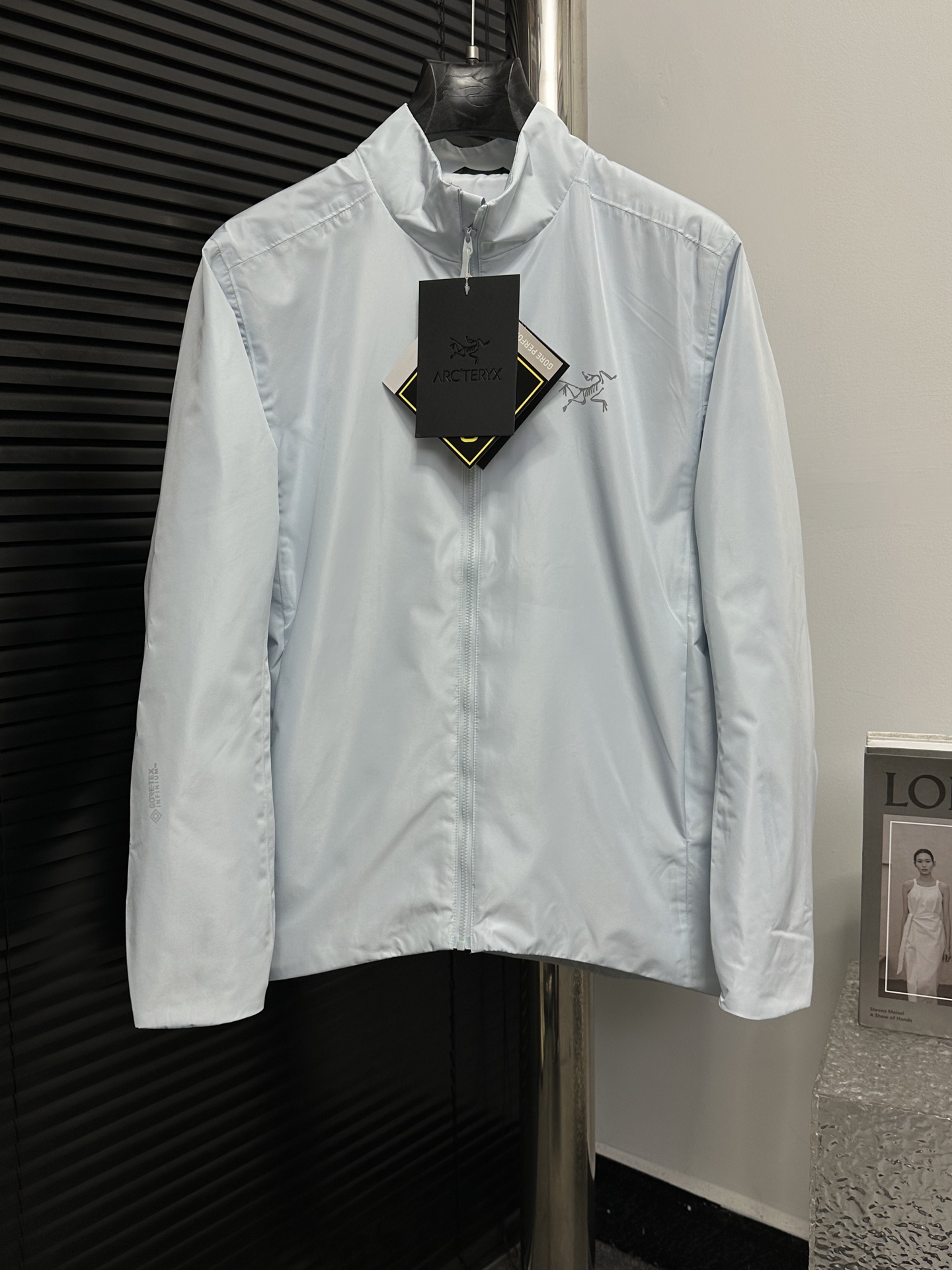 P220（高版本）
【ARC‘TERYX 】 始祖鸟SoIano系列 纯色logo徽标防风软壳休闲薄款 
原版定制外层GORE-TXE面料，压胶版本原版一致，全身无缝压胶覆 高清细节，Ykk防水拉链，内里所有的缝隙全部压胶封边，完美驾驭户外所有天气
全套洗唛主标辅料，对应一致编码条码，带镭射防伪标，最强版本。
颜色 ：以太蓝 黑色
尺码表：S-XXL