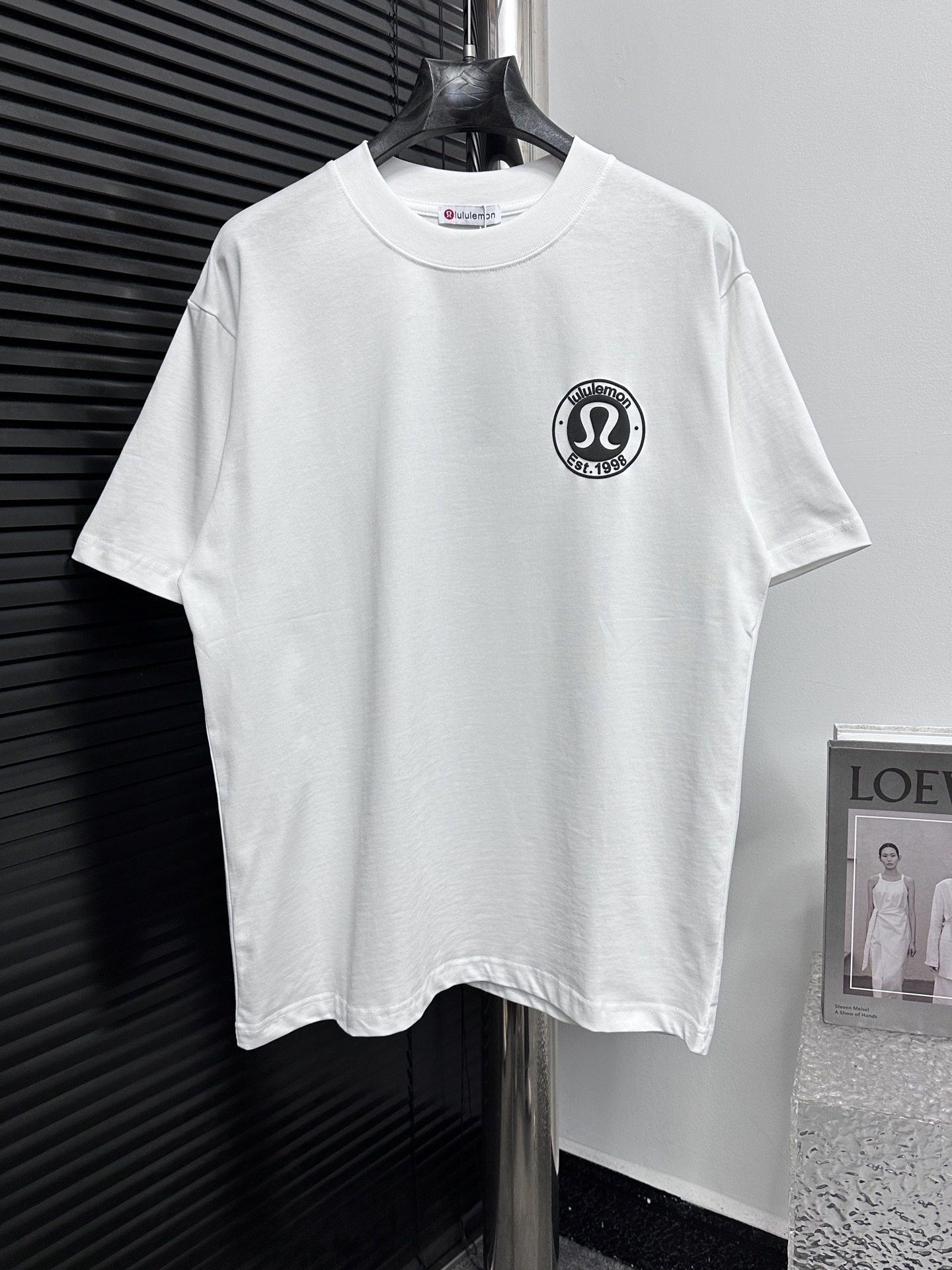 NO:128514,【Lululemon】Lulu 25ss logo round neck short sleeve t-padded 280g 26 custom-made dyed double yarn cotton, same style for men and women, complete three standards.os style, loose and stylish and differentiated low version, thin and long version, upper body, same style for men and women, color black, white Size XS-L,,T-shirt,alexander wang19860909【Lululemon】露露25ss标识圆领短袖t桖 280g 26支定制定染双纱棉,男女同款,三标齐全.os 版型 宽松有型且区别低版本瘦长版型上身拉胯 男女同款 颜色黑色,白色 尺码XS-L,,T-shirt,alexander wang,Men's clothing