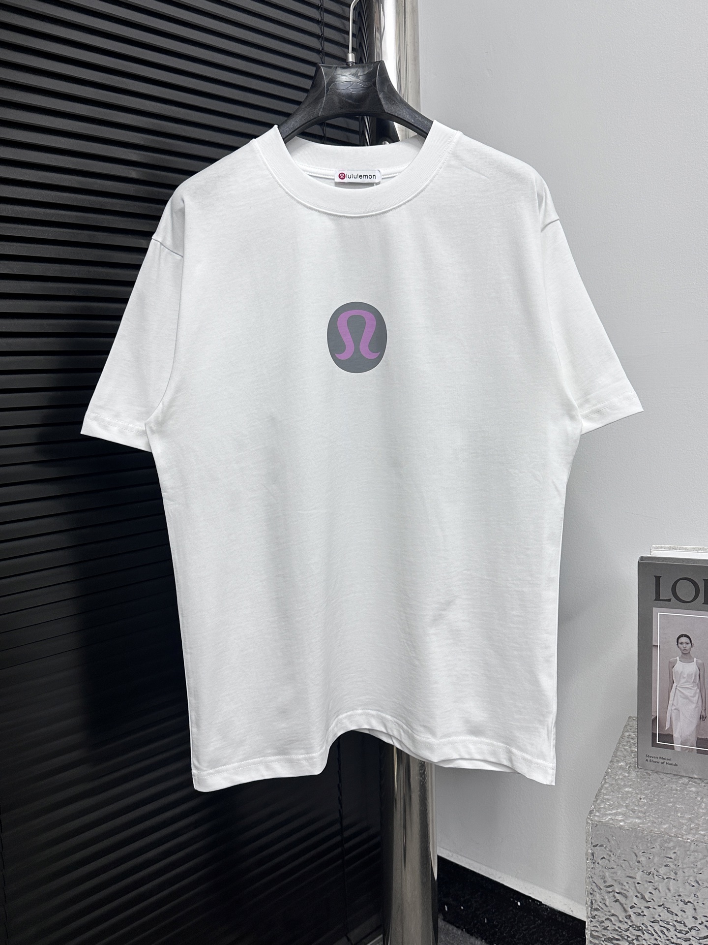 NO:128517,【Lululemon】lulu SS new letter printed short sleeves, large logo letters os silhouette loose fit heavy cotton short sleeves, simple and versatile, showing a sporty atmosphere regardless of the inside and outside. Size Xs-L, T-shirt, alexander wang19860909【Lululemon】lulu SS新款字母印花短袖 大Logo字母os廓形宽松版型重磅纯棉短袖 简单百搭 无论内搭外穿尽显运动气息 尺码Xs-L,,T-shirt,alexander wang,Men's clothing