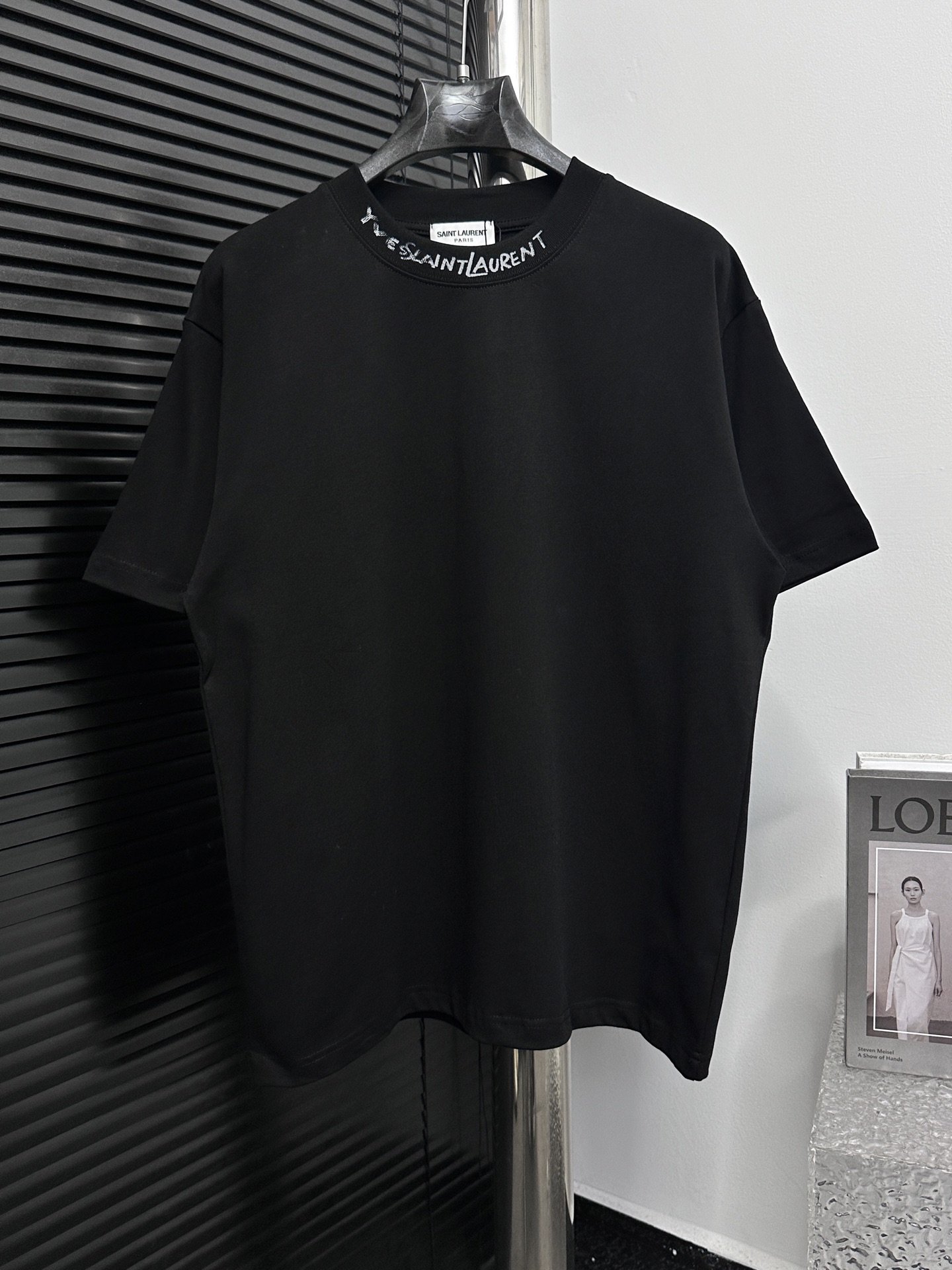 ￼ 【YSL】Saint Laurent 25ss camiseta de manga corta con logo clásico. Artículo imprescindible para celebridades…