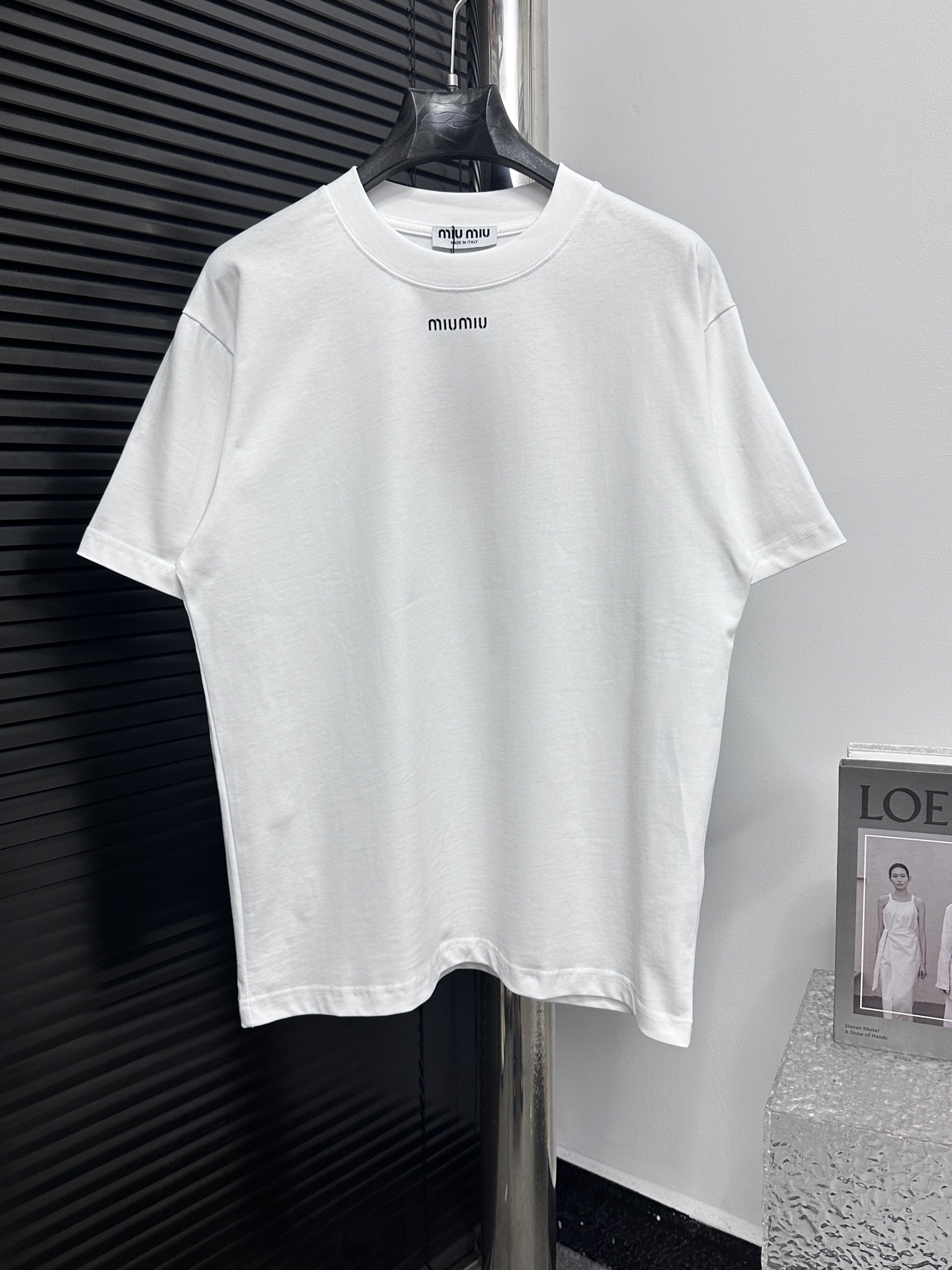 P80 【Miu Miu】谬谬25ss新款字母T恤 采用260g双沙棉 简洁线条上脱颖而出,这要归功于其标志性。凭借其精致、简约的风格,不分性别衣柜中的必备单品。 尺码:XS-L