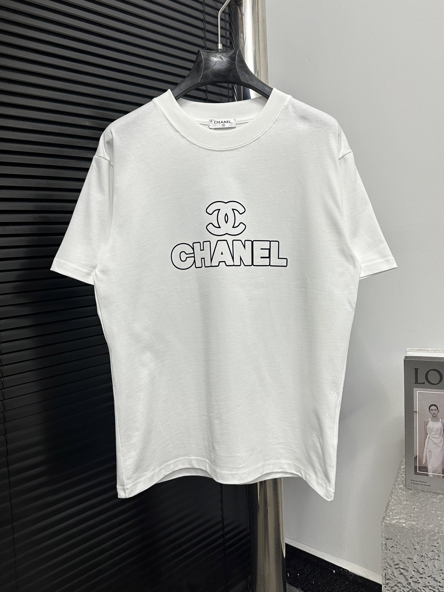 P80 【ChaneL】小香风 25ss新款圆领T恤 纯棉面料洗水 ,时柔软亲肤细腻。做工细致,厚度适中 筒约而精致 独立自主 尽显优雅大气。男女同款,宽松版型,时尚减龄百搭。 颜色:黑色 白色 尺码:XS-L