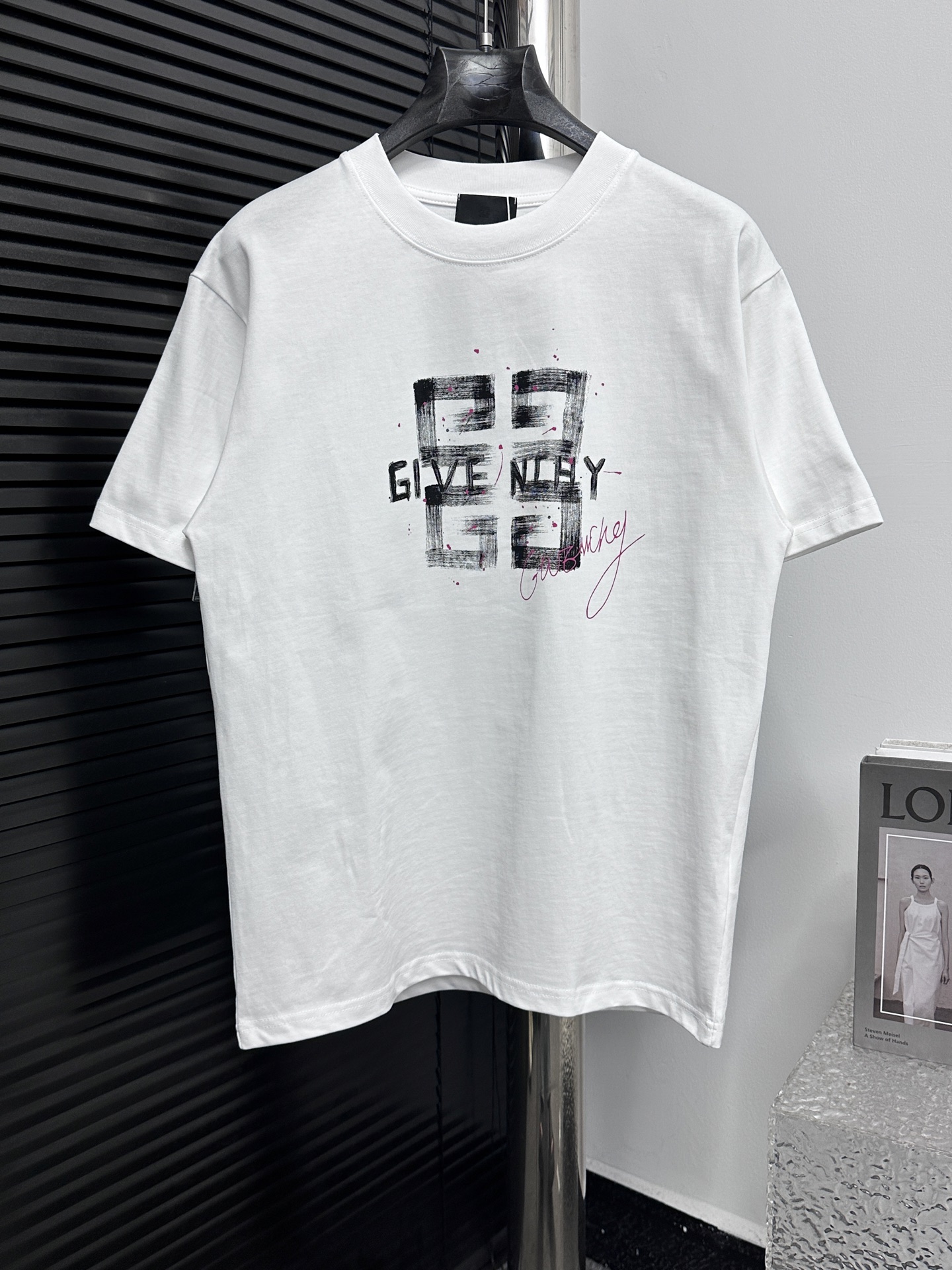[Givench*] Givench 25ss Graffiti cuello redondo manga corta. La tela está hecha de algodón peinado pesado de 260 g, per…