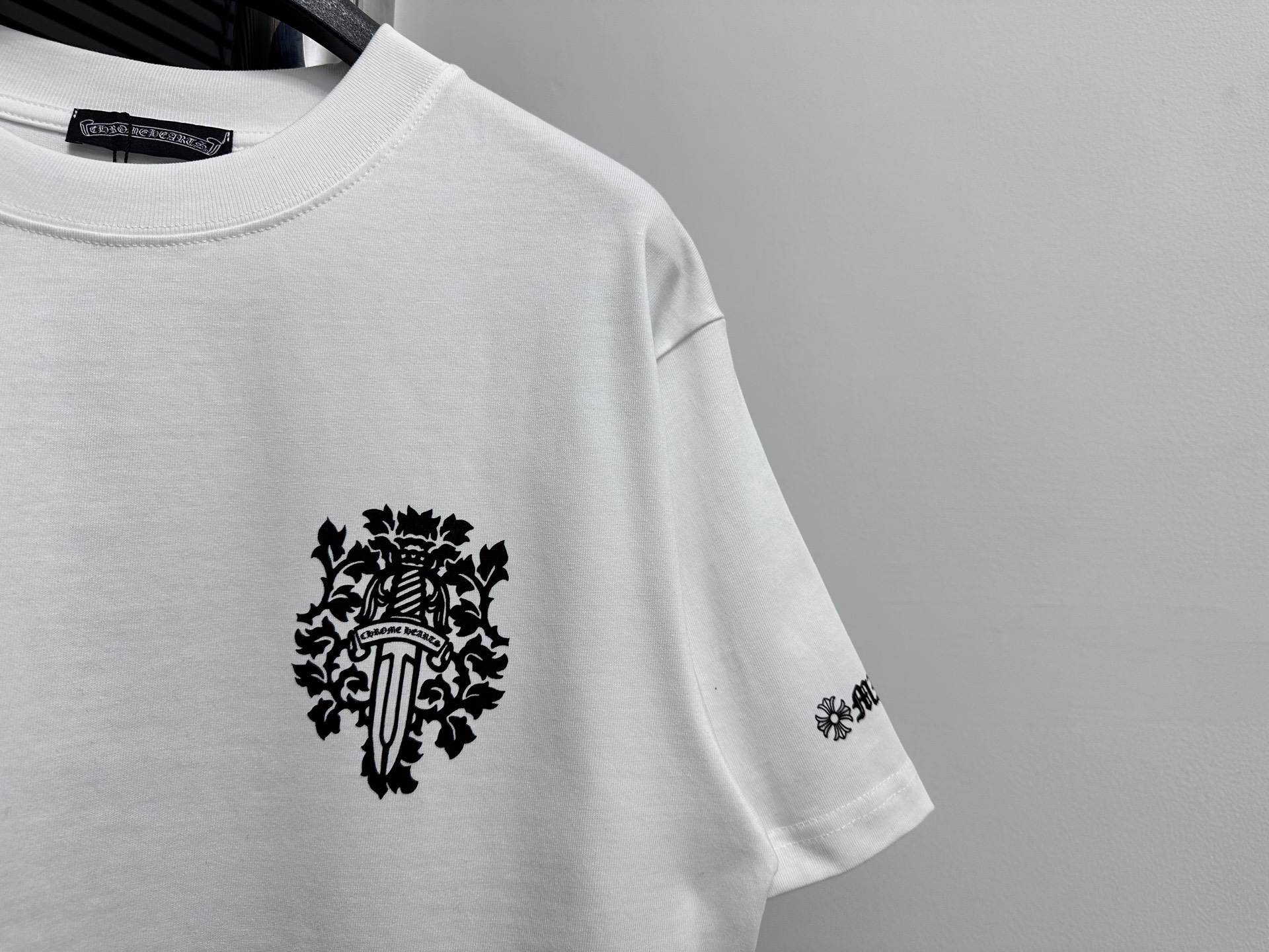 P80 【Chrome heart*】克罗心25ss早春新款短袖T恤 ·280克100%纯棉双纱汗布面料 ·同缸定染特种加粗32支双股1x1螺纹 ·双针车线跨缝工艺 ·原版主唛水洗吊牌 颜色: 黑色 白色 尺码：S-XL