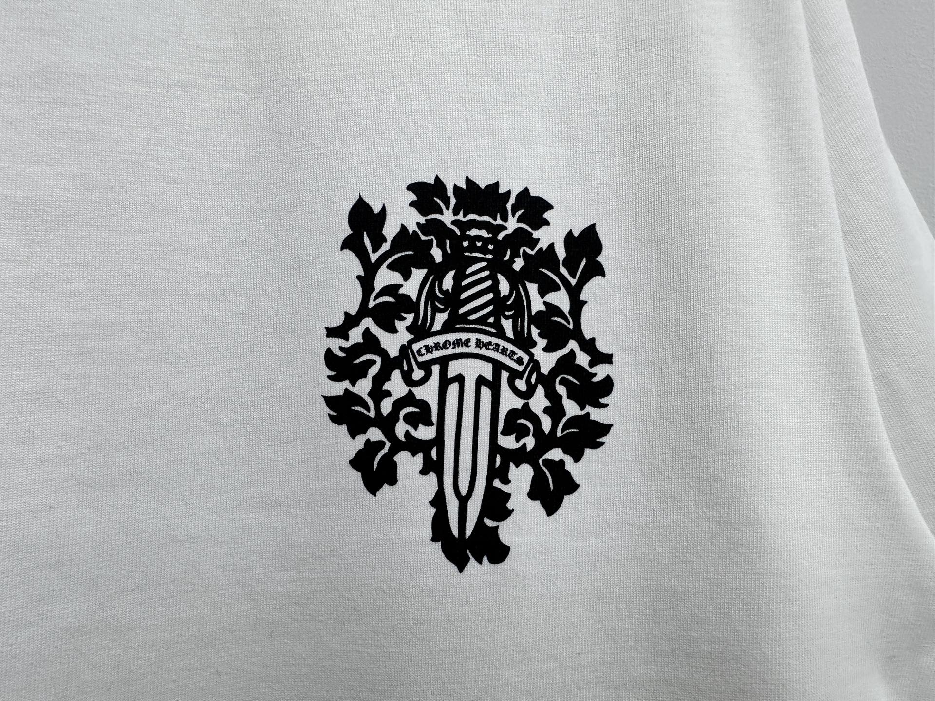 P80 【Chrome heart*】克罗心25ss早春新款短袖T恤 ·280克100%纯棉双纱汗布面料 ·同缸定染特种加粗32支双股1x1螺纹 ·双针车线跨缝工艺 ·原版主唛水洗吊牌 颜色: 黑色 白色 尺码：S-XL