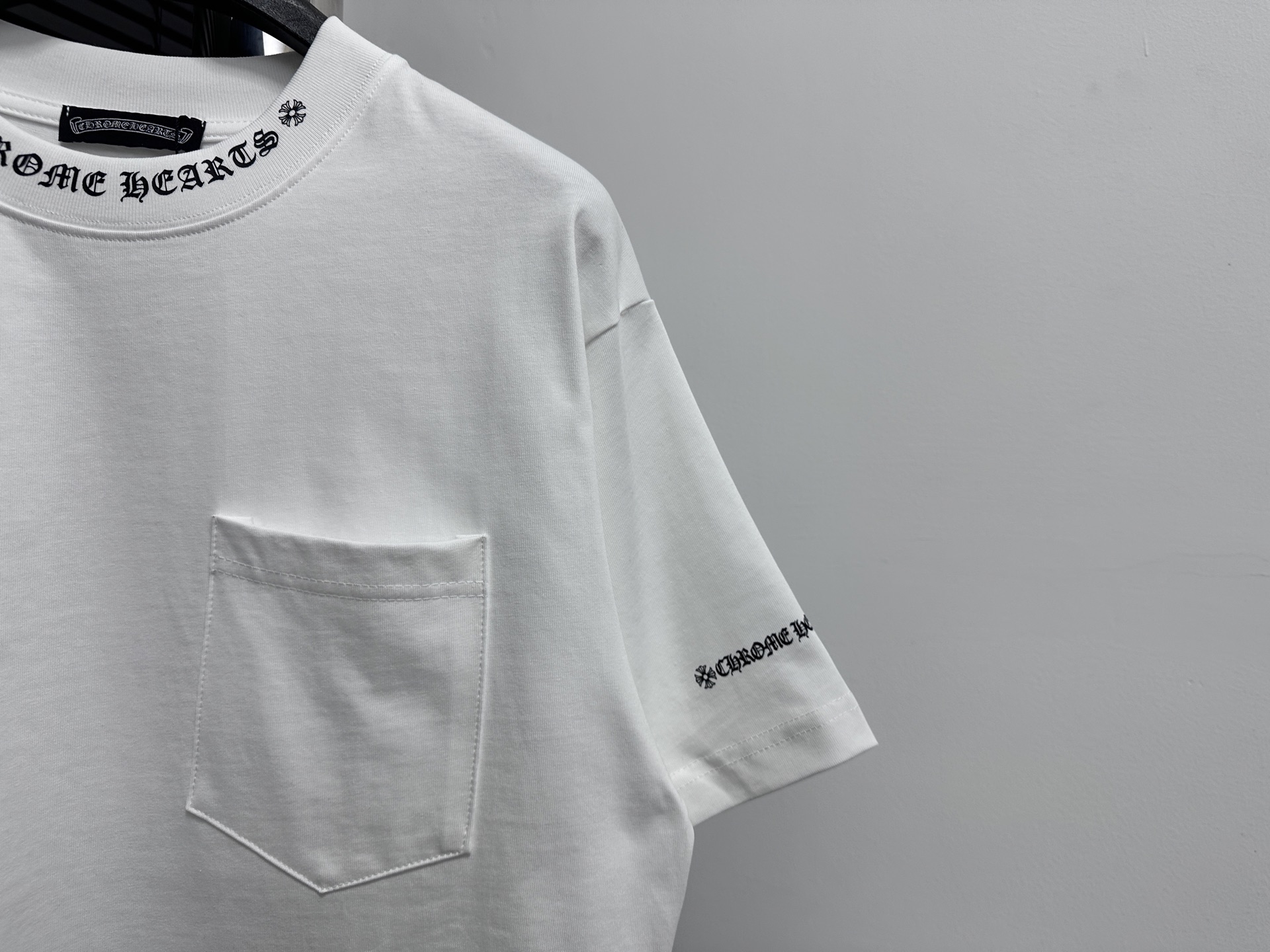 P80 【Chrome heart*】克罗心ch 25ss早春新款梵文口袋短袖 ·280克100%纯棉双纱汗布面料 ·同缸定染特种加粗32支双股1x1螺纹 ·双针车线跨缝工艺 ·原版主唛水洗吊牌 颜色：黑色 白色 尺码：XS-L
