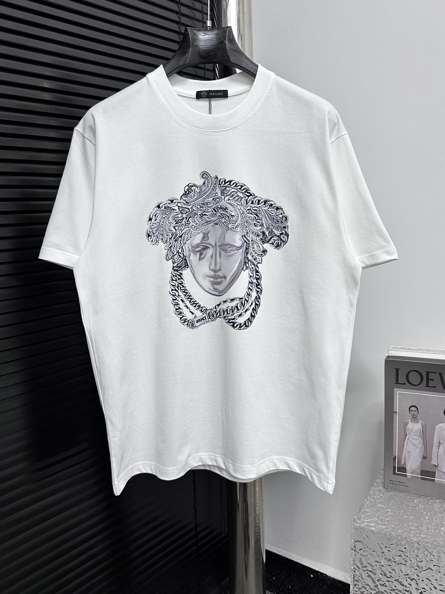 ￼ 【versace】范思哲25ss新款圆领短袖t恤 专柜定制面料 透气舒适度高，细节无可挑剔，品牌元素设计理念，体现高品质。手感细腻柔软！呈现休闲裁剪，上身版型超赞 颜色：黑色 白色 尺码：S-XL