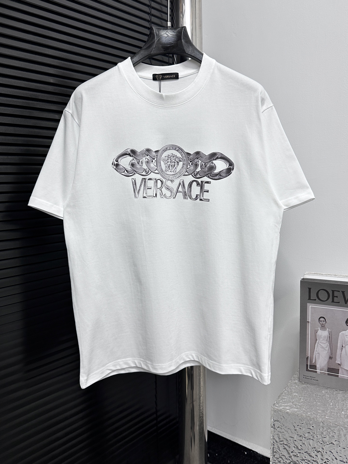 【Versace】Camiseta de manga corta de cuello redondo de la nueva colección 25ss de Versace, tejido exclusivo de tienda, a…