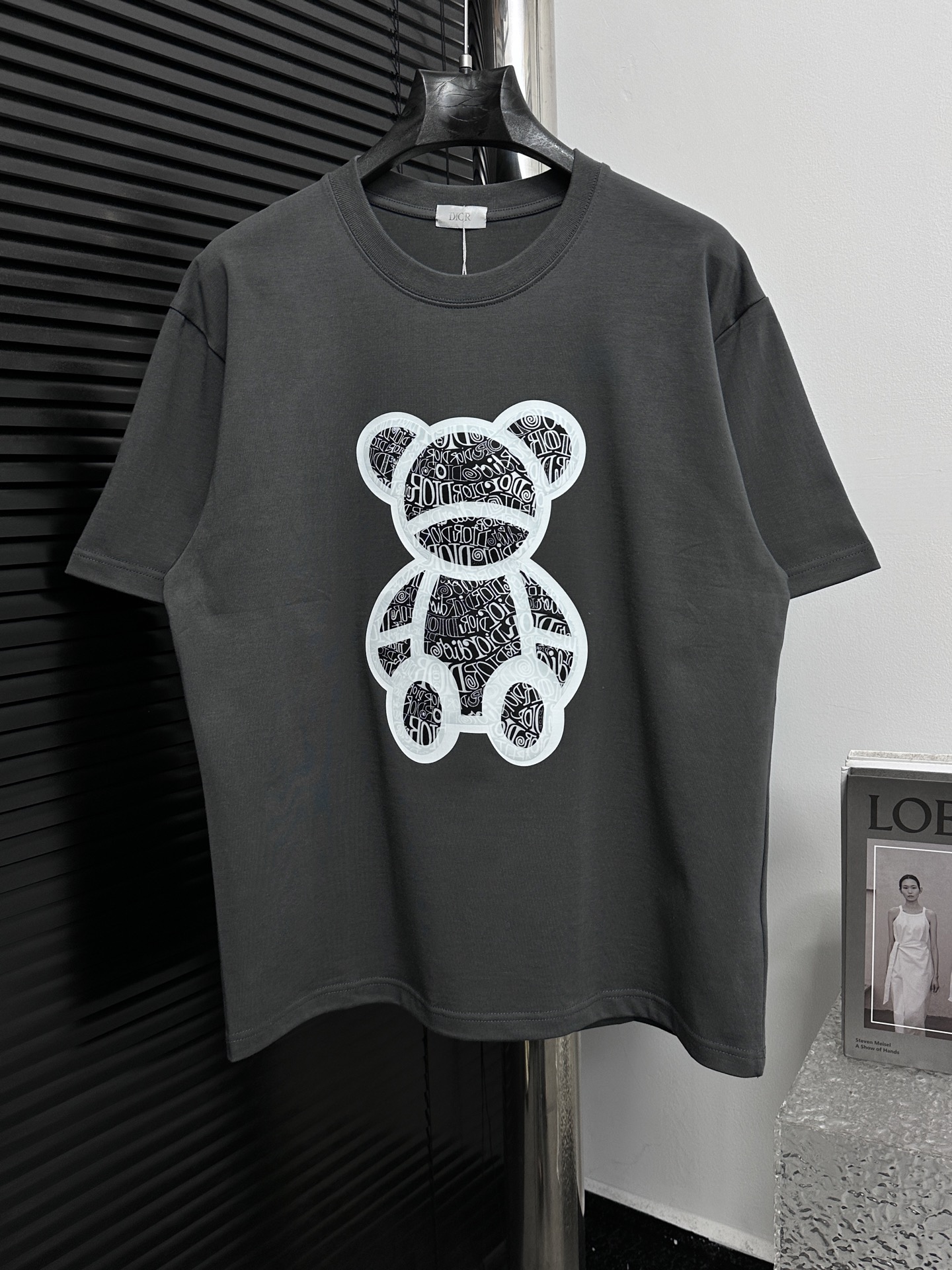 P80
【dior】迪奥25ss新款小熊短袖
定制280克同缸染面料手感非常舒服
春夏最新砖柜同步时尚又个性百搭好看的一款男女都非常合适人手必备款吊牌 领标 水洗麦三标齐全 
颜色: 黑色 白色
尺码: S-XL