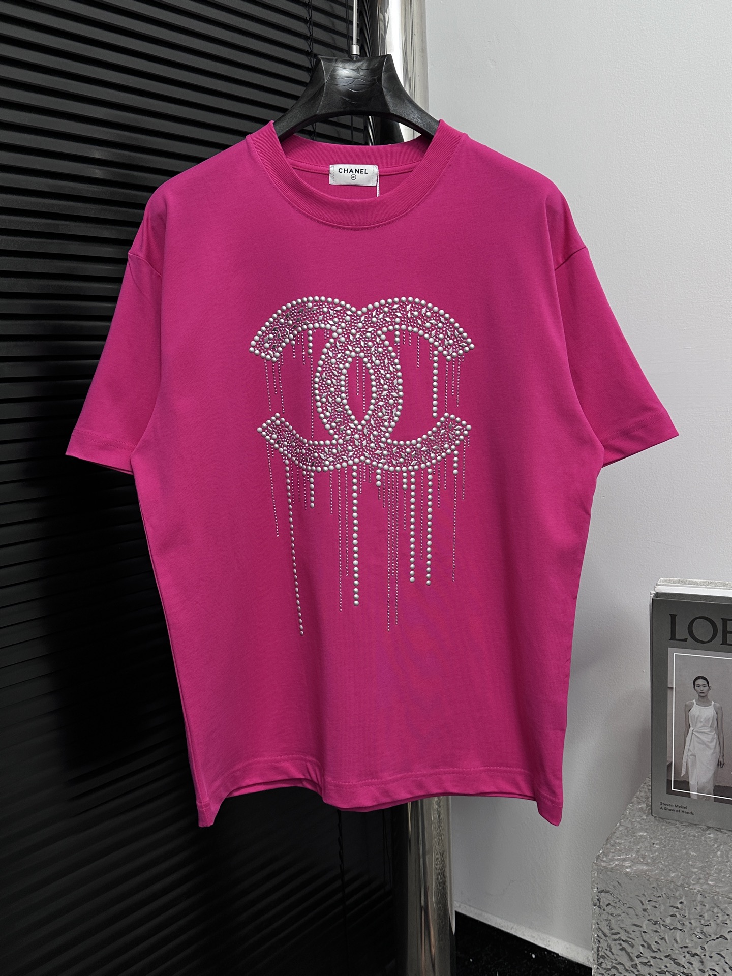 P85 【ChaneL】小香风 25ss新款圆领T恤 纯棉面料洗水 ,时柔软亲肤细腻。做工细致,厚度适中 筒约而精致 独立自主 尽显优雅大气。男女同款,宽松版型,时尚减龄百搭。 颜色:黑色 白色 玫红 尺码:S-XL