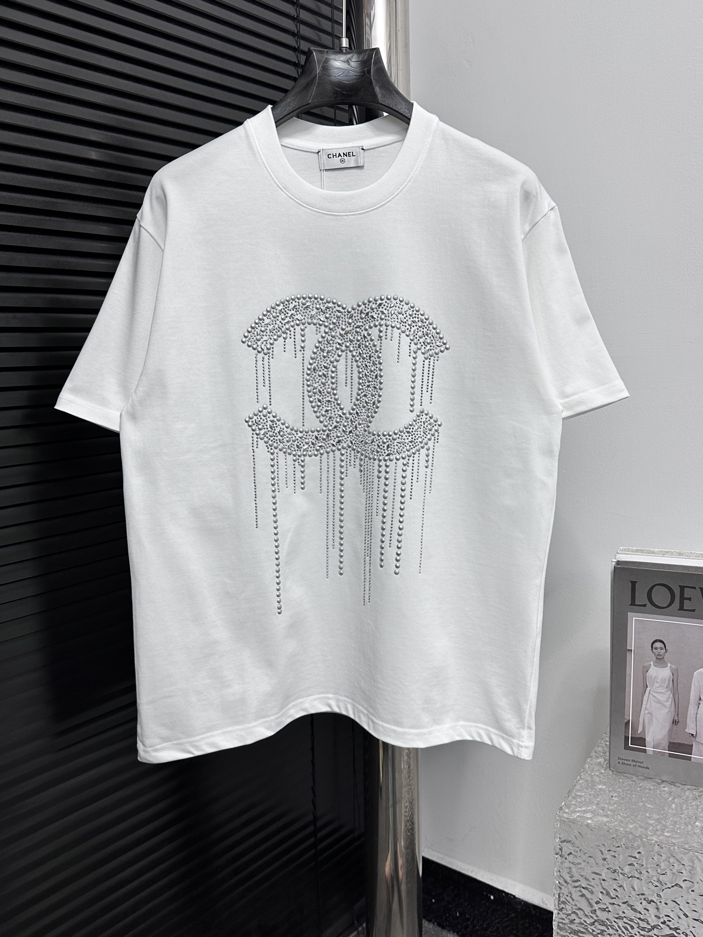 P85 【ChaneL】小香风 25ss新款圆领T恤 纯棉面料洗水 ,时柔软亲肤细腻。做工细致,厚度适中 筒约而精致 独立自主 尽显优雅大气。男女同款,宽松版型,时尚减龄百搭。 颜色:黑色 白色 尺码:S-XL