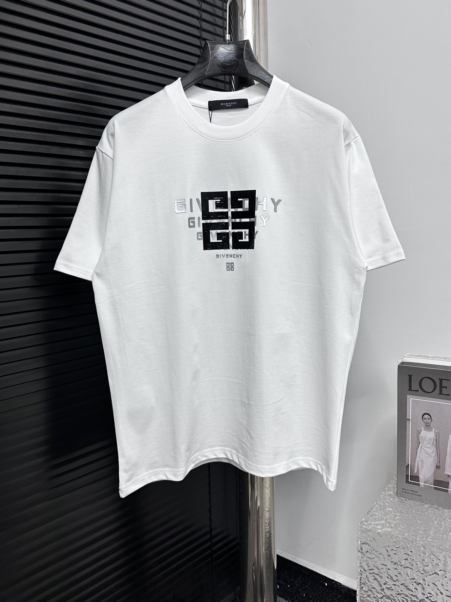 [Givenchy] Camiseta de manga corta con cuello redondo de primavera y verano con letra loho de Givenchy. Confeccionada c…