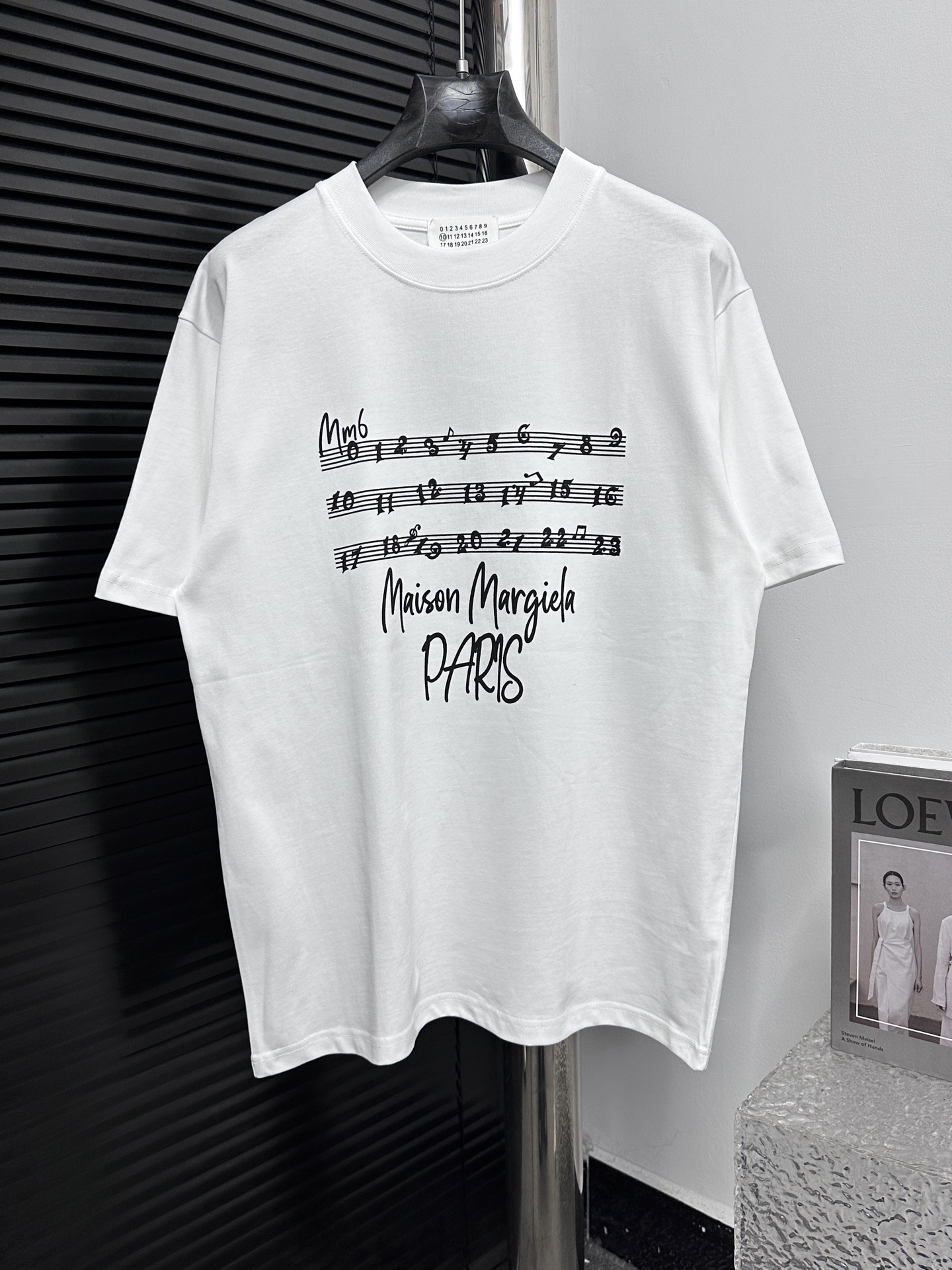 【Maison Margiela】Margiela 25ss camiseta de manga corta con estampado de notas musicales y letras, tela teñida personali…