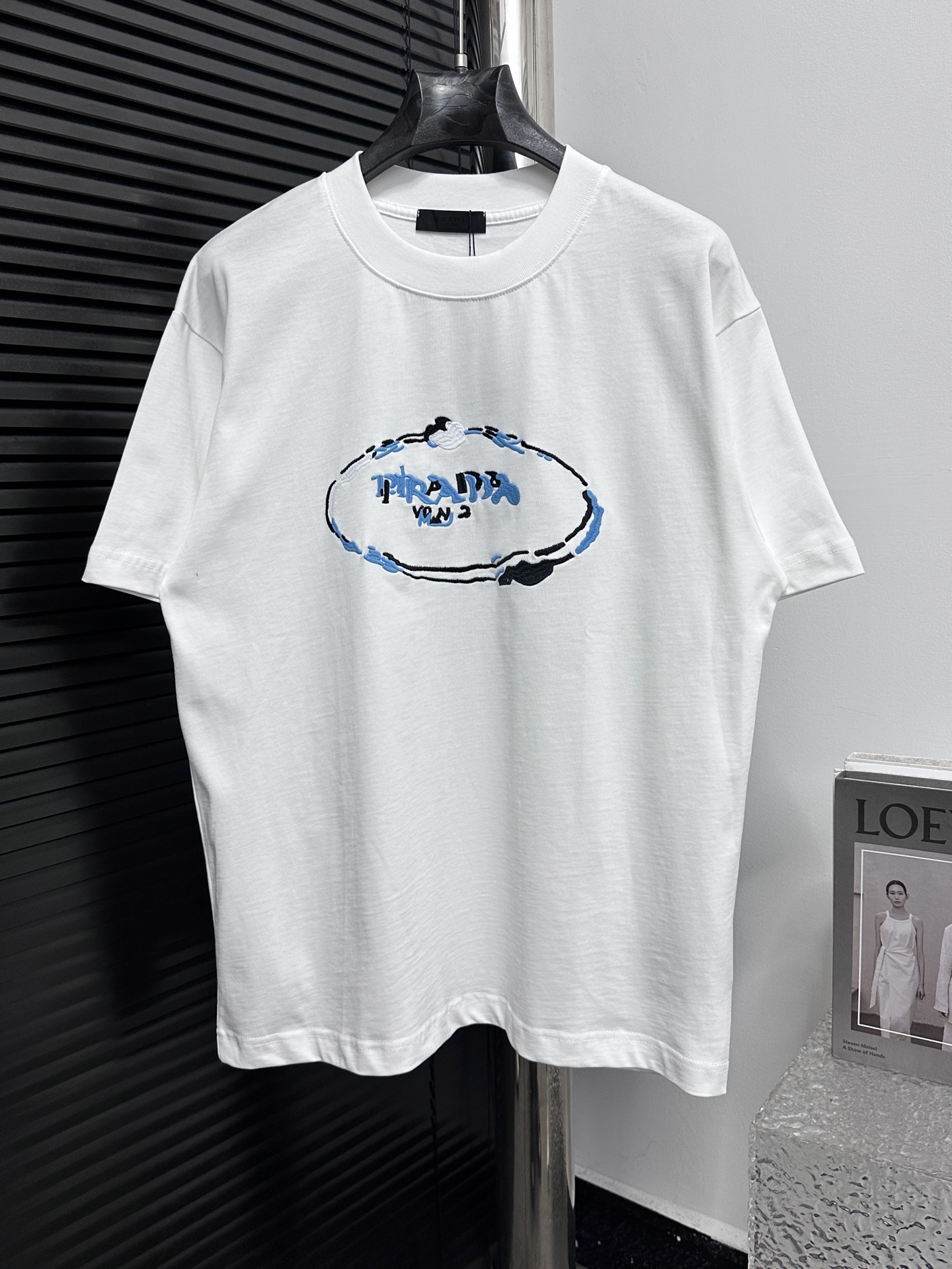 [PRADA] Camiseta Prada 25ss con cuello redondo y bordado de letras. La tela está hecha de tela de algodón puro de 32 hi…
