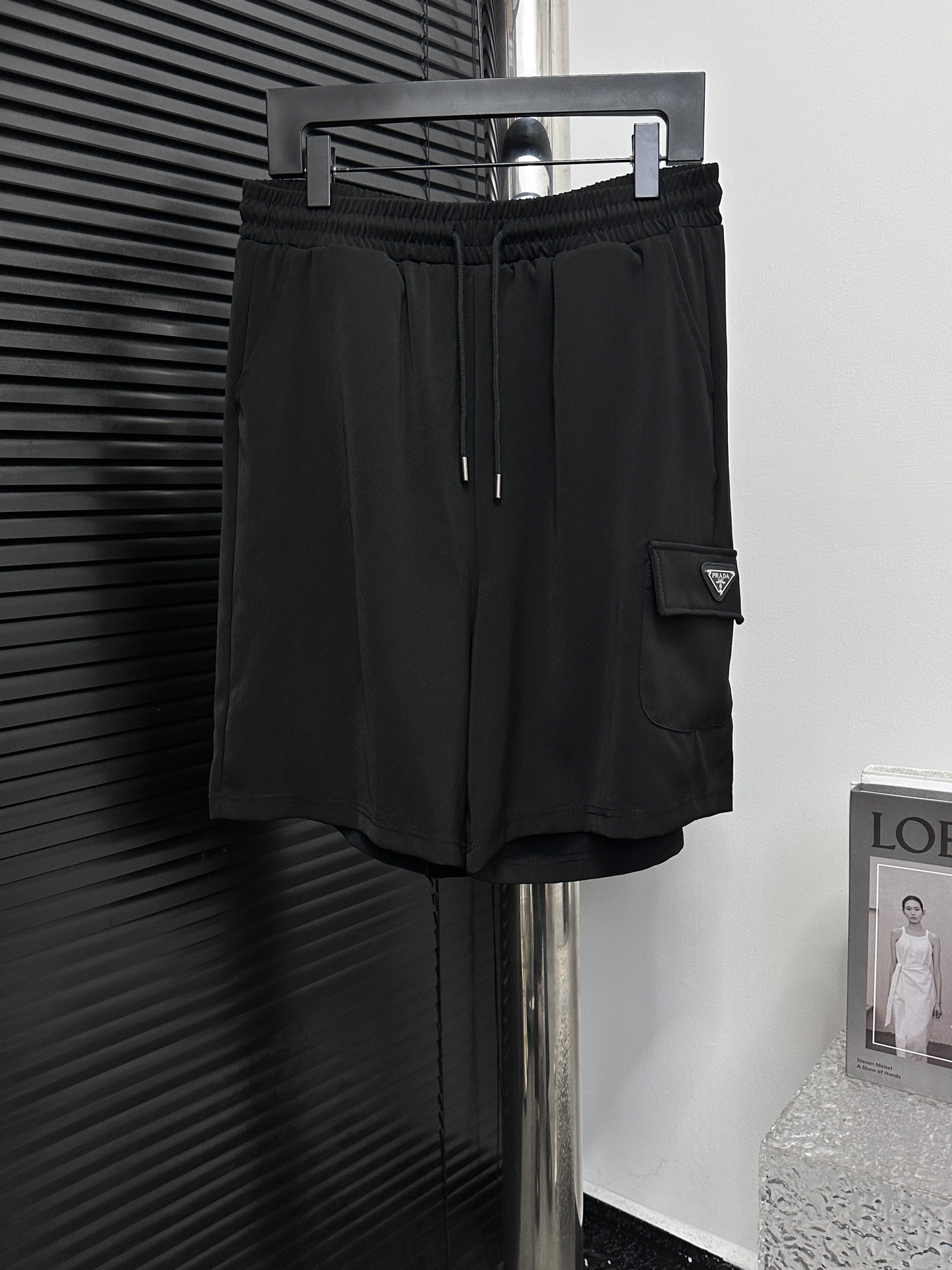 [PRADA] Prada 25ss nuevos pantalones cortos casuales clásicos negros de primavera y verano. Diseño de cordón elástico e…