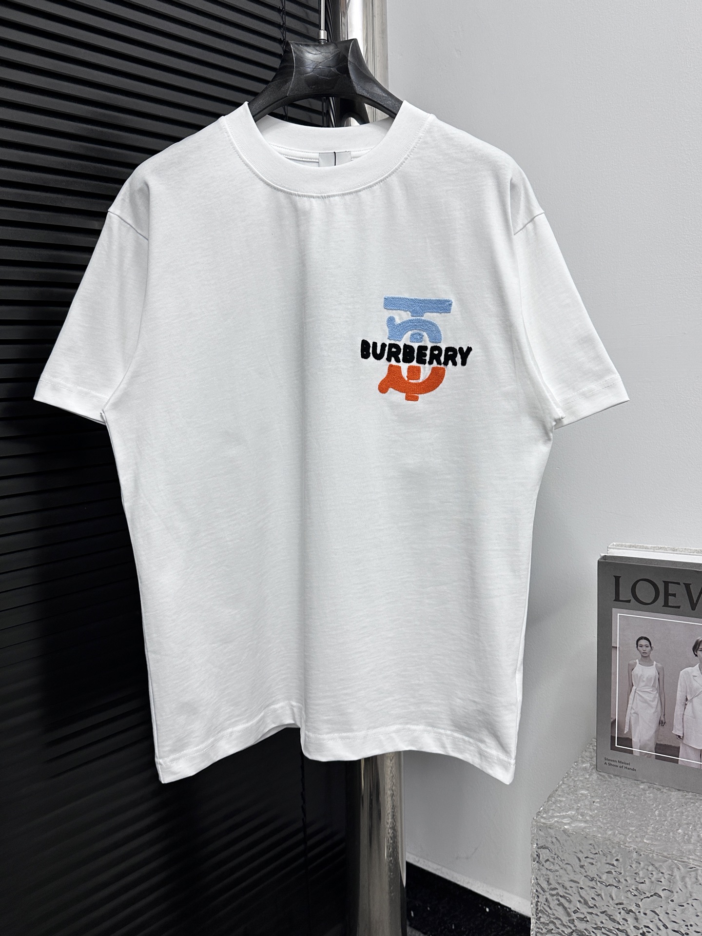 [BBR] Burberry 25ss bordado cuello redondo estampado manga corta. La tela está confeccionada en tejido de algodón peina…