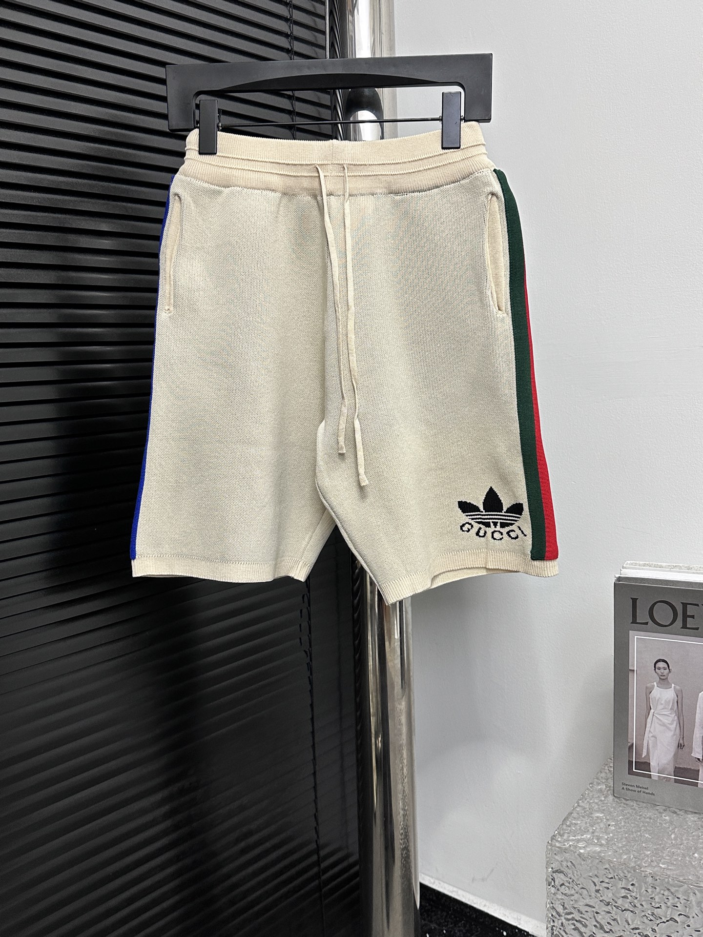 【GUCCI X ADIDAS】Pantalones cortos de punto con laterales de Gucci, tejido personalizado con textura gofre, técnica de j…