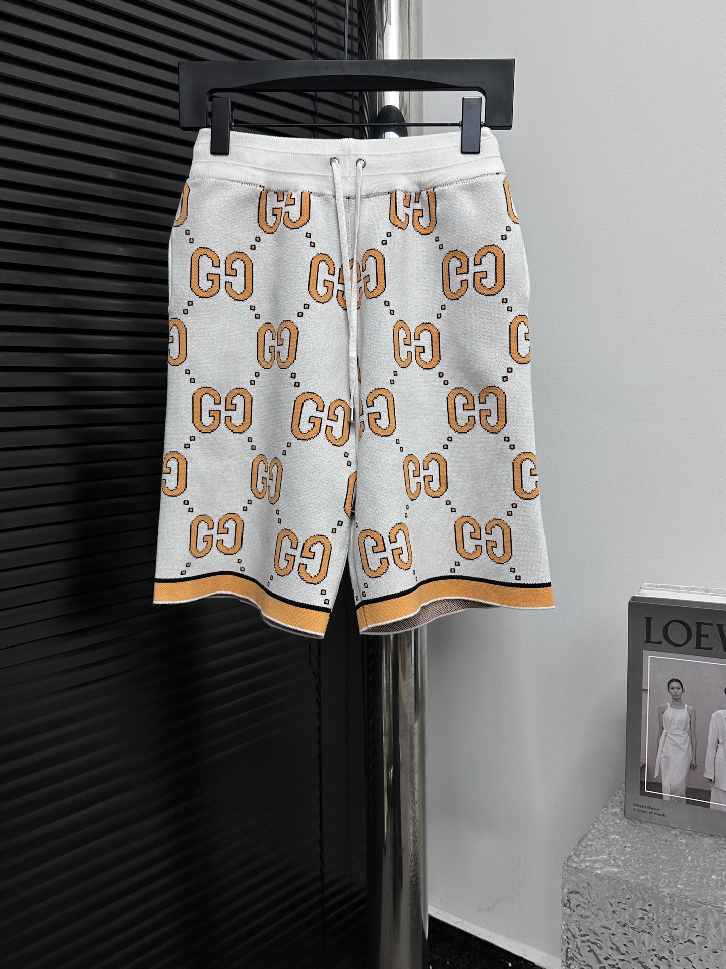 【Gucci】Pantalones cortos de punto de graffiti de Gucci, la cinta de la marca continúa inyectando un aire de archivo a t…