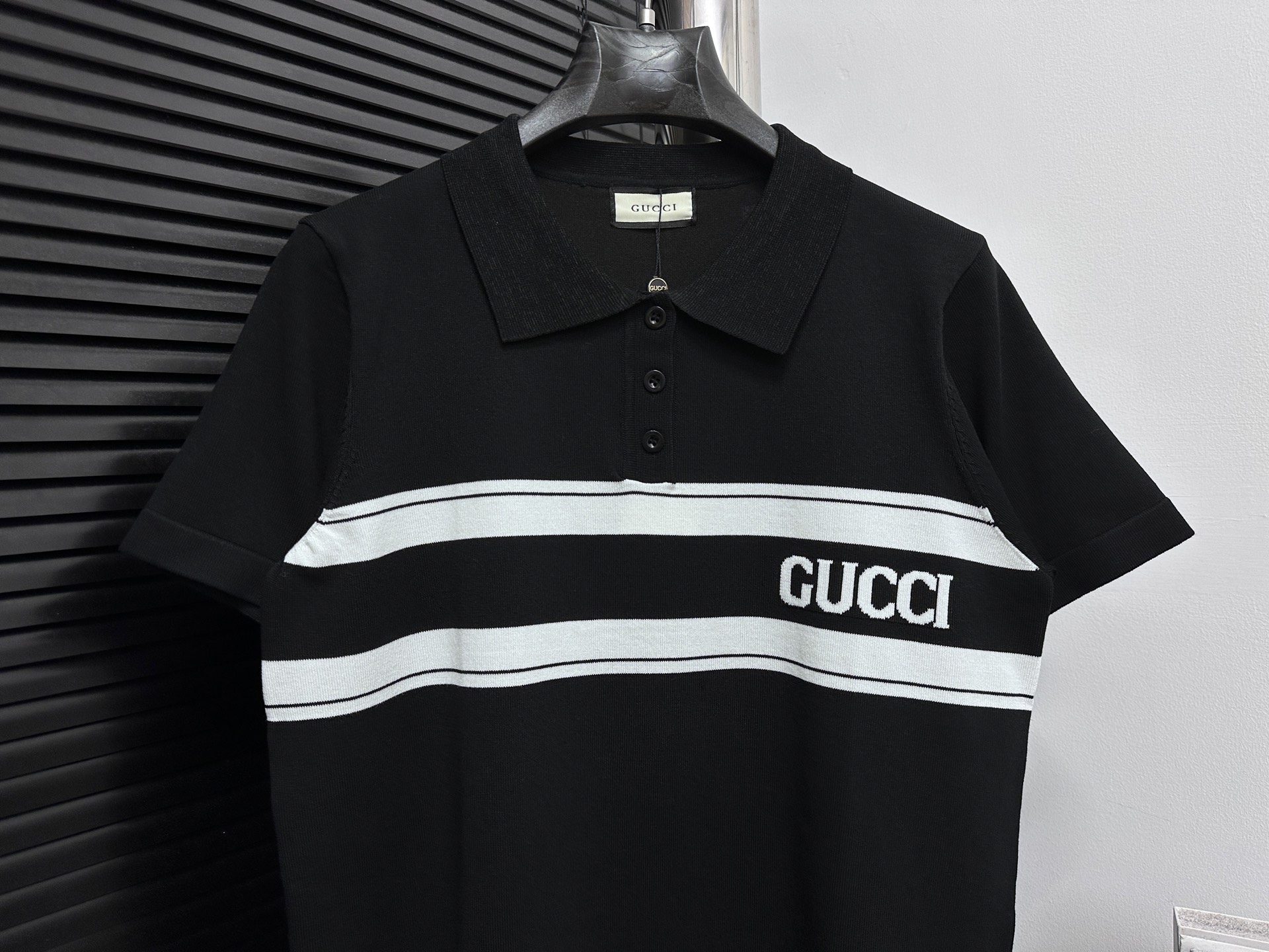 PJA 💰90
【GUCCI】古驰 logo提花工艺针织短袖圆领毛衣 注重细节 最求品质  男女同款
颜色：黑色 
码数：S-XL