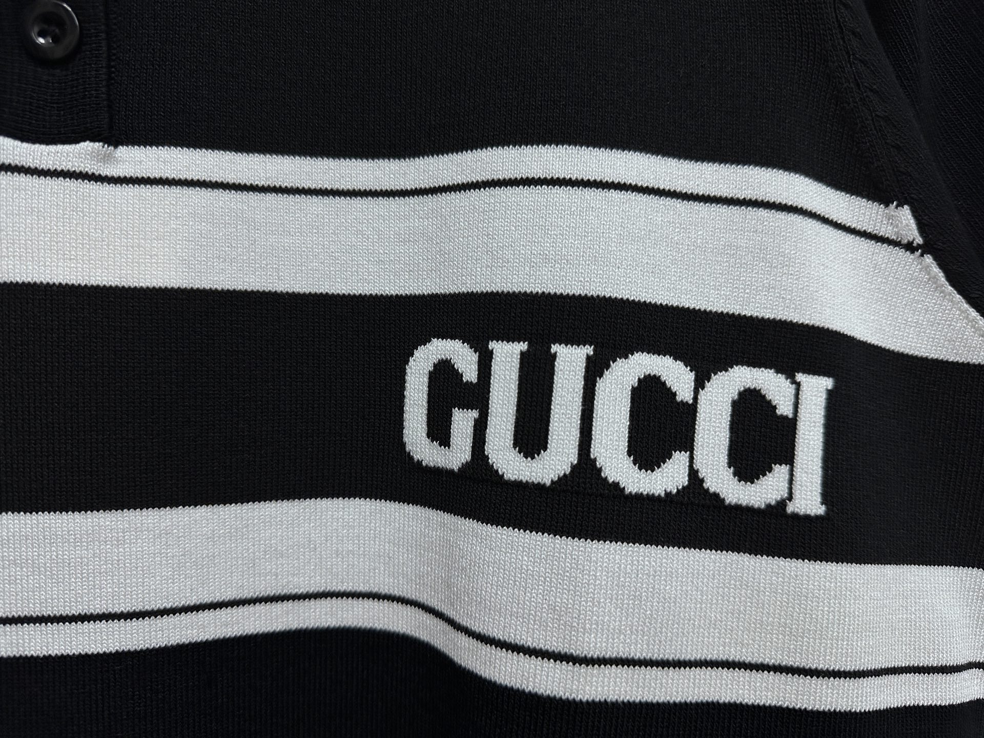 PJA 💰90
【GUCCI】古驰 logo提花工艺针织短袖圆领毛衣 注重细节 最求品质  男女同款
颜色：黑色 
码数：S-XL