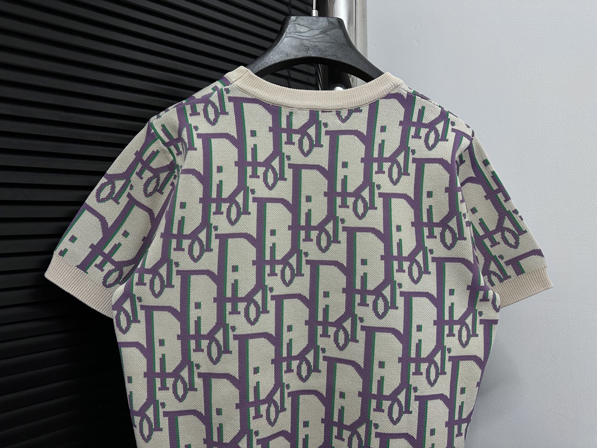 PJA 💰85
【Dior】迪奥2025新款 纯棉针织🧶短袖T恤   男女同款
轻奢高级，百搭又显瘦
男女都可轻松驾驭！
品质精细程度可以放大看细节 三标齐全 
尺码：S-XL