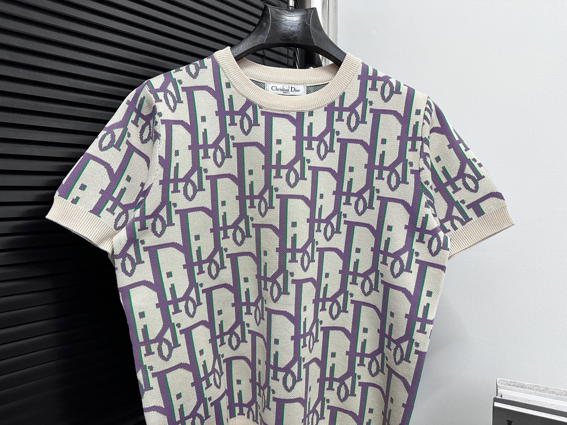 PJA 💰85
【Dior】迪奥2025新款 纯棉针织🧶短袖T恤   男女同款
轻奢高级，百搭又显瘦
男女都可轻松驾驭！
品质精细程度可以放大看细节 三标齐全 
尺码：S-XL