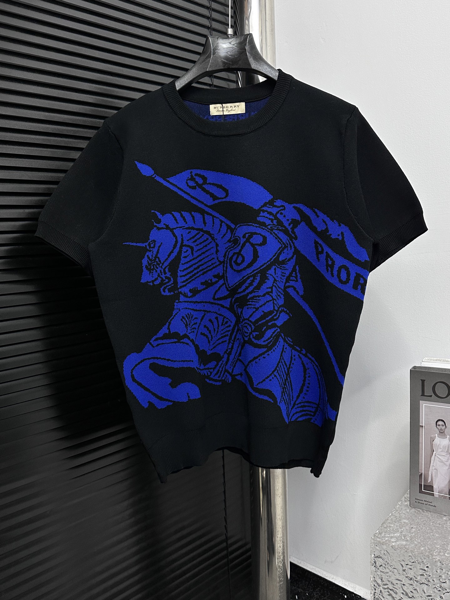 [Burberry] Camiseta de manga corta tejida con caballo de guerra azul de Burberry. Conjunto completo de accesorios perso…