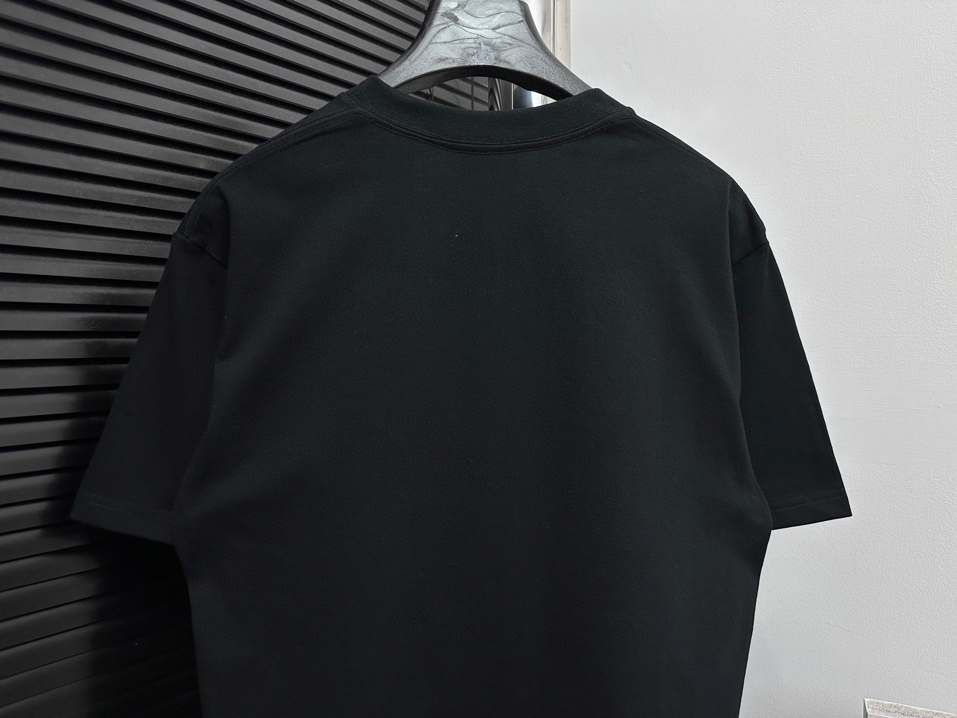 💰85
【DIOR】迪奥25ss新款圆领t恤
采用280克纯棉面料 舒适透气
植绒胶印叠合工艺，字体立体呈现艺术效果 线条光滑流畅 水洗牢度高
顶级元素融合打造，无论是上身舒适度都是无可比拟的存在，诠释你的奢华与品位，打造你的时尚风情魅力所在 男女同款
尺码：S-XL