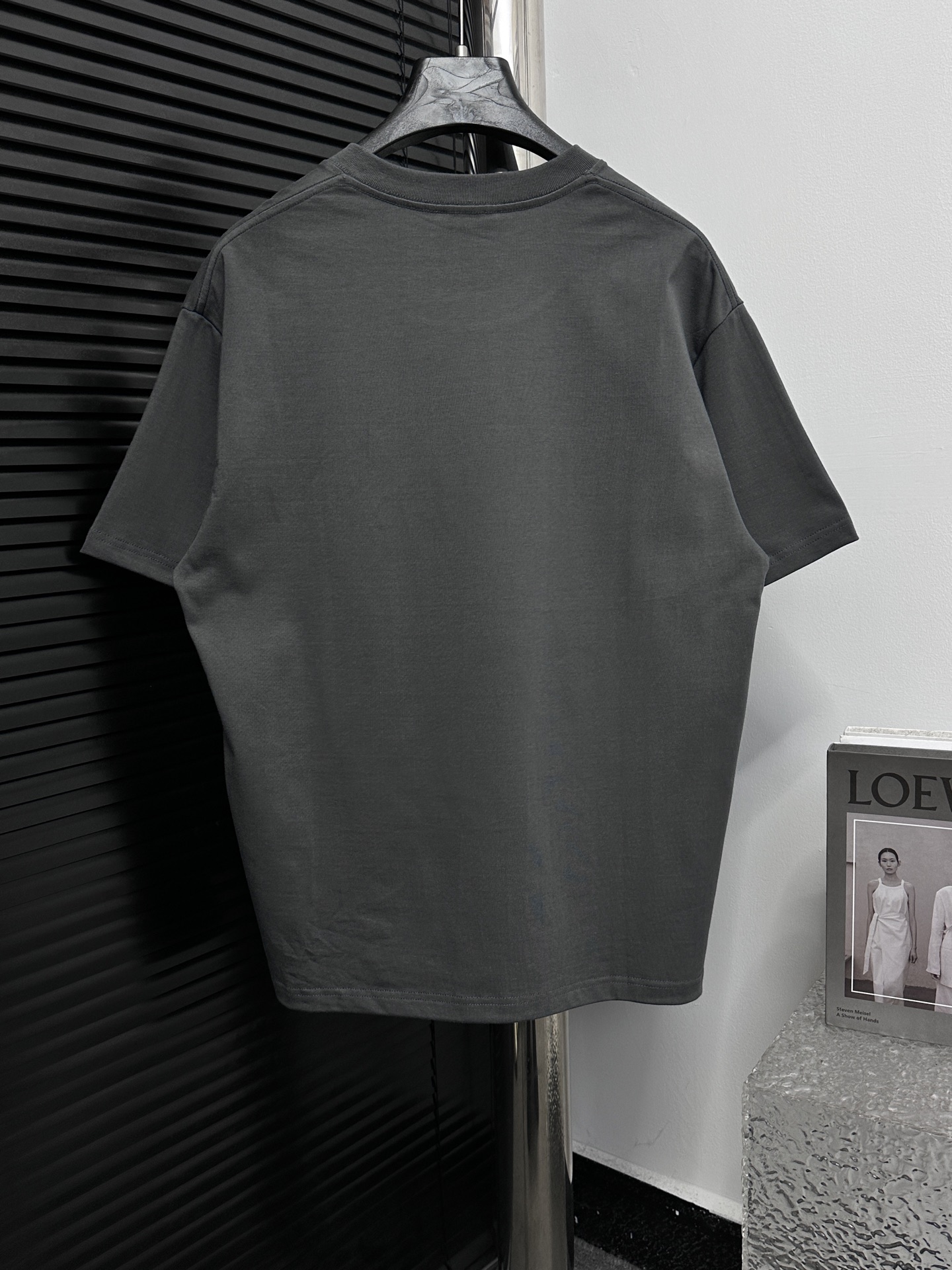 💰85
【DIOR】迪奥25ss新款圆领t恤
采用280克纯棉面料 舒适透气
植绒胶印叠合工艺，字体立体呈现艺术效果 线条光滑流畅 水洗牢度高
顶级元素融合打造，无论是上身舒适度都是无可比拟的存在，诠释你的奢华与品位，打造你的时尚风情魅力所在 男女同款
尺码：S-XL