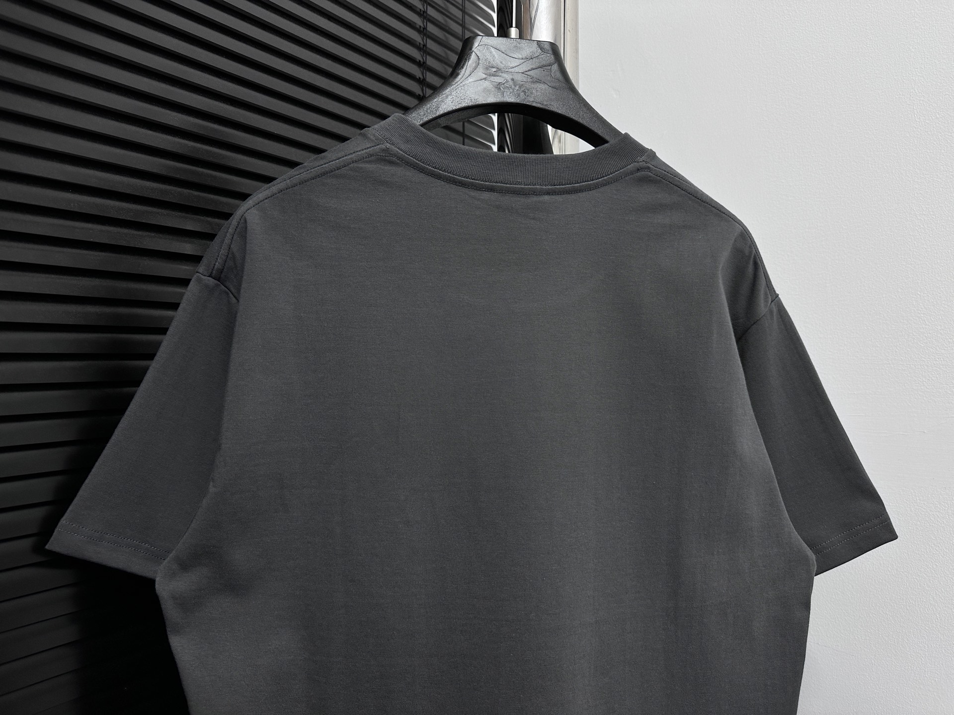 💰85
【DIOR】迪奥25ss新款圆领t恤
采用280克纯棉面料 舒适透气
植绒胶印叠合工艺，字体立体呈现艺术效果 线条光滑流畅 水洗牢度高
顶级元素融合打造，无论是上身舒适度都是无可比拟的存在，诠释你的奢华与品位，打造你的时尚风情魅力所在 男女同款
尺码：S-XL