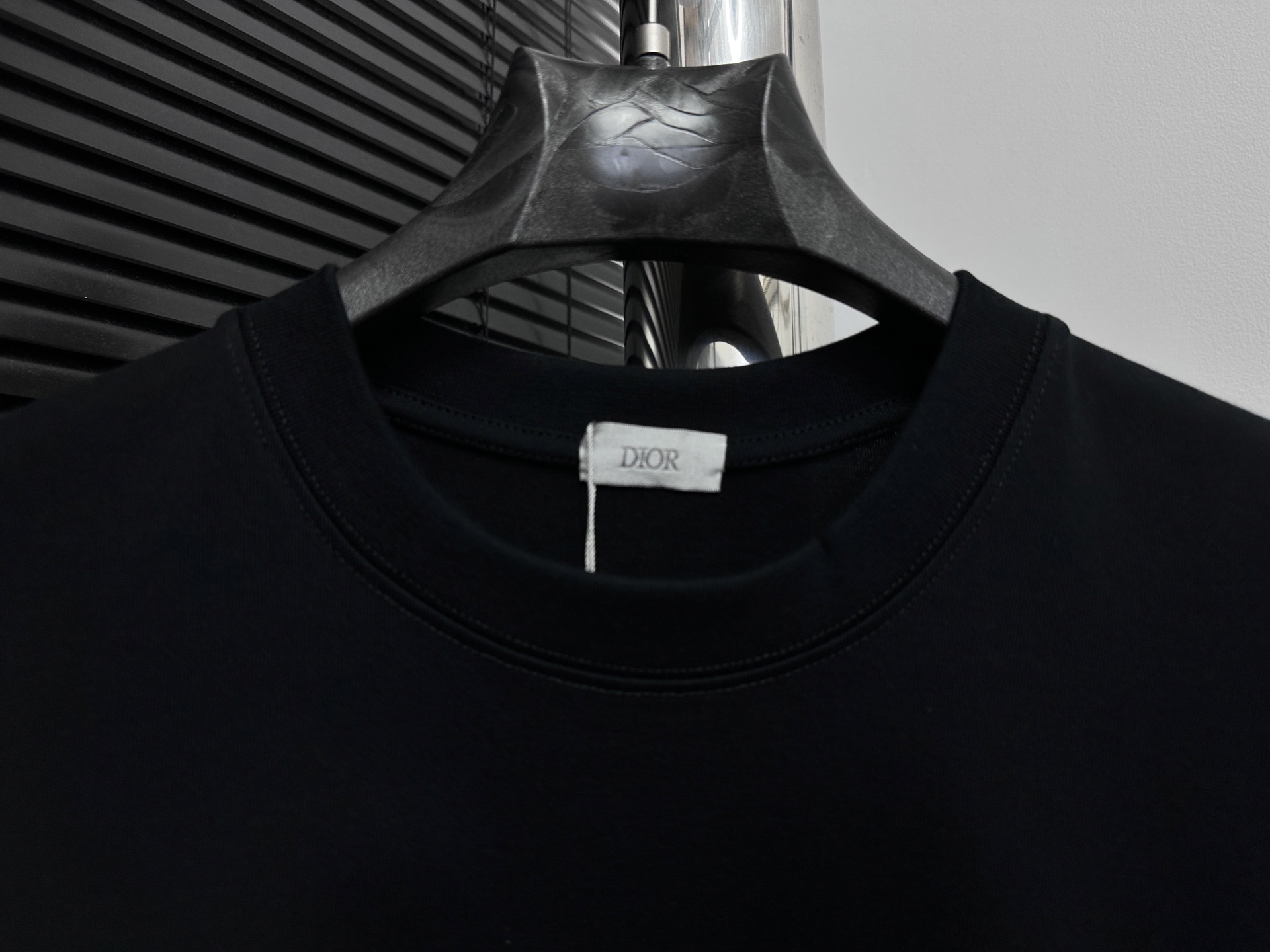 💰85
【DIOR】迪奥25ss新款圆领t恤
采用280克纯棉面料 舒适透气
植绒胶印叠合工艺，字体立体呈现艺术效果 线条光滑流畅 水洗牢度高
顶级元素融合打造，无论是上身舒适度都是无可比拟的存在，诠释你的奢华与品位，打造你的时尚风情魅力所在 男女同款
尺码：S-XL