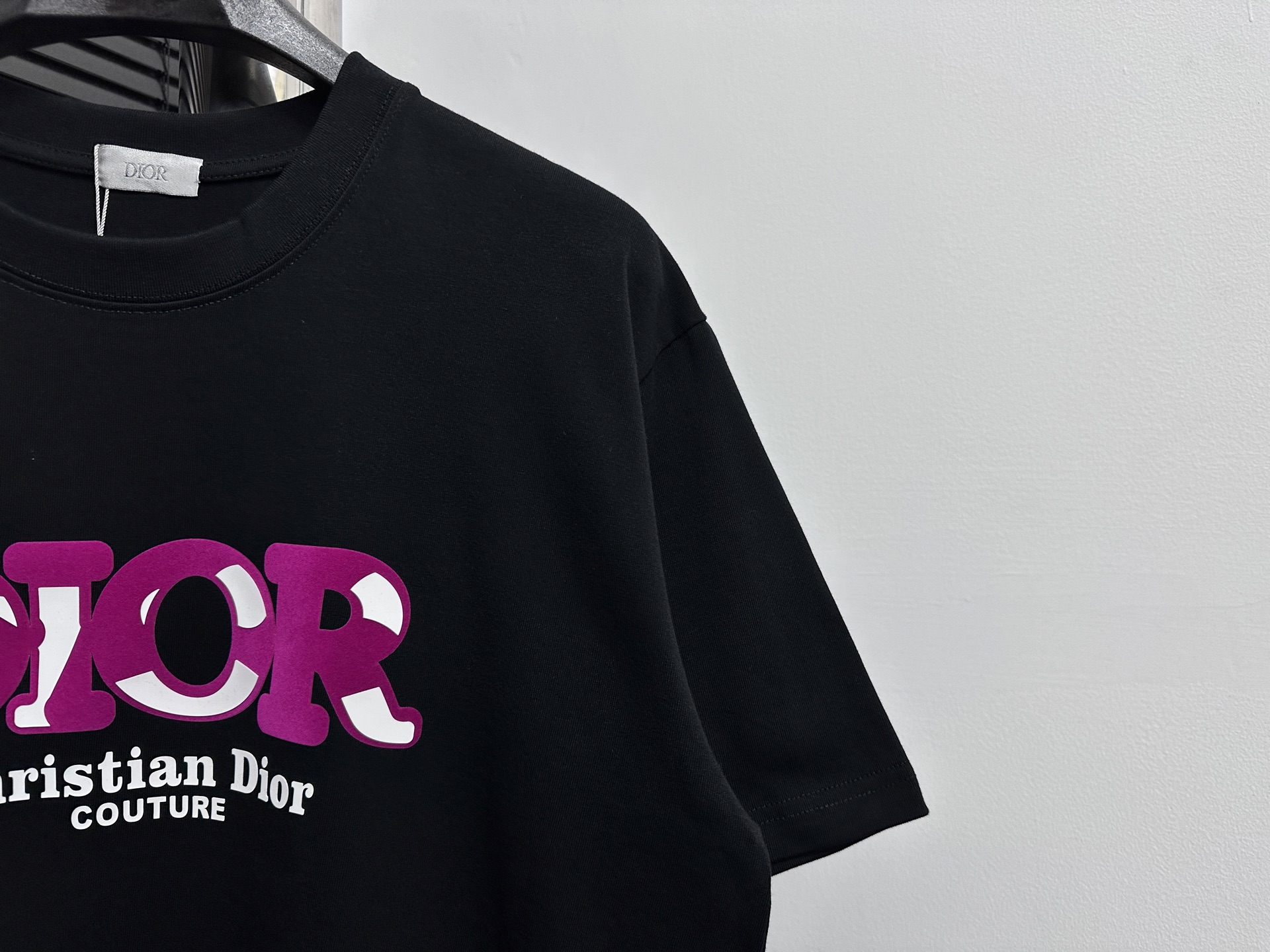 💰85
【DIOR】迪奥25ss新款圆领t恤
采用280克纯棉面料 舒适透气
植绒胶印叠合工艺，字体立体呈现艺术效果 线条光滑流畅 水洗牢度高
顶级元素融合打造，无论是上身舒适度都是无可比拟的存在，诠释你的奢华与品位，打造你的时尚风情魅力所在 男女同款
尺码：S-XL