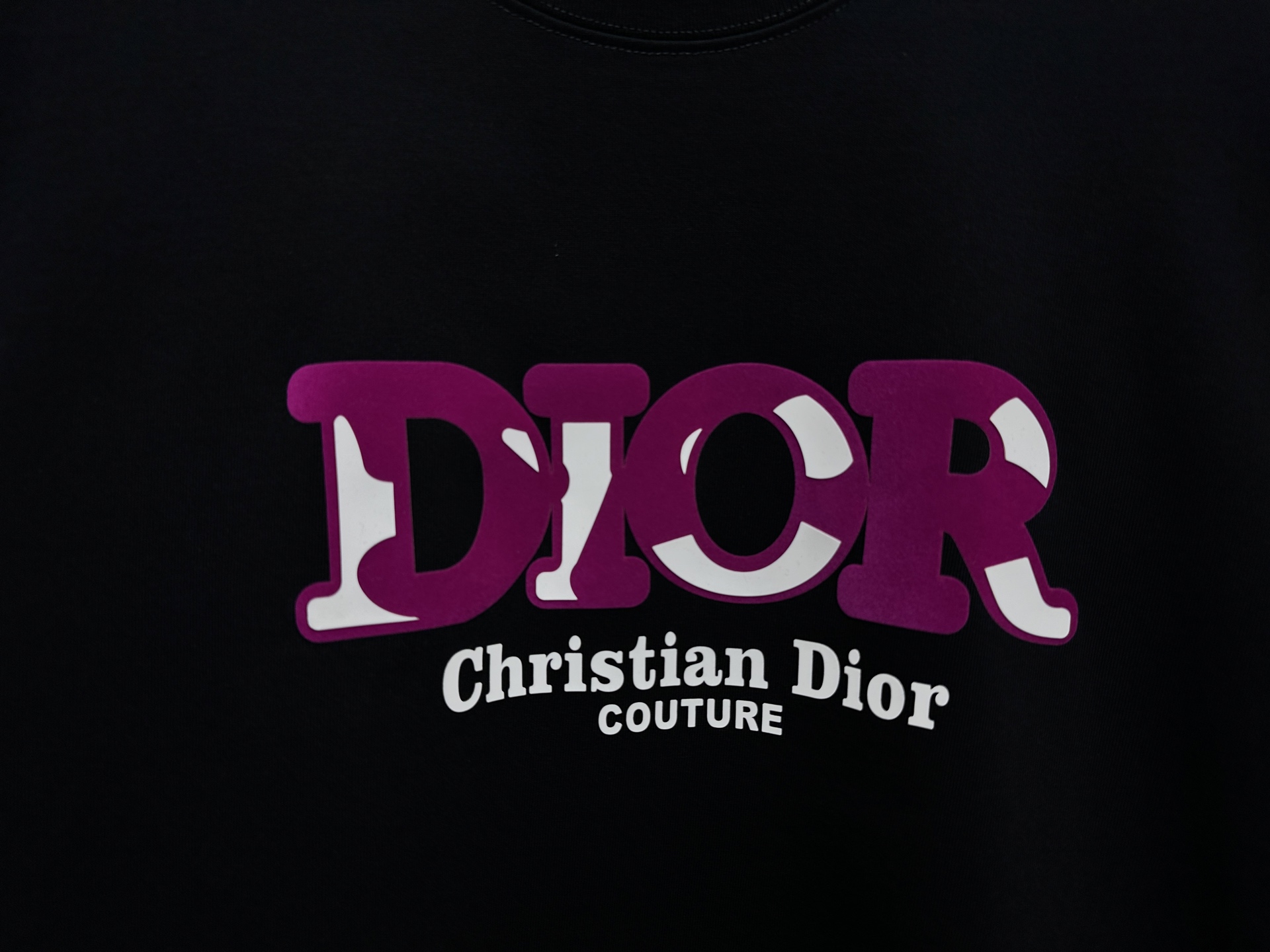 💰85
【DIOR】迪奥25ss新款圆领t恤
采用280克纯棉面料 舒适透气
植绒胶印叠合工艺，字体立体呈现艺术效果 线条光滑流畅 水洗牢度高
顶级元素融合打造，无论是上身舒适度都是无可比拟的存在，诠释你的奢华与品位，打造你的时尚风情魅力所在 男女同款
尺码：S-XL