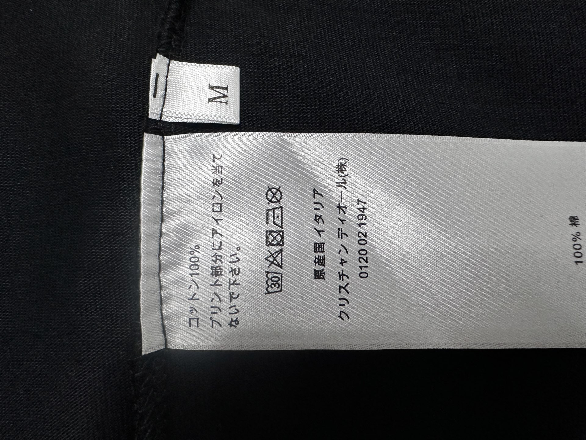 💰85
【DIOR】迪奥25ss新款圆领t恤
采用280克纯棉面料 舒适透气
植绒胶印叠合工艺，字体立体呈现艺术效果 线条光滑流畅 水洗牢度高
顶级元素融合打造，无论是上身舒适度都是无可比拟的存在，诠释你的奢华与品位，打造你的时尚风情魅力所在 男女同款
尺码：S-XL