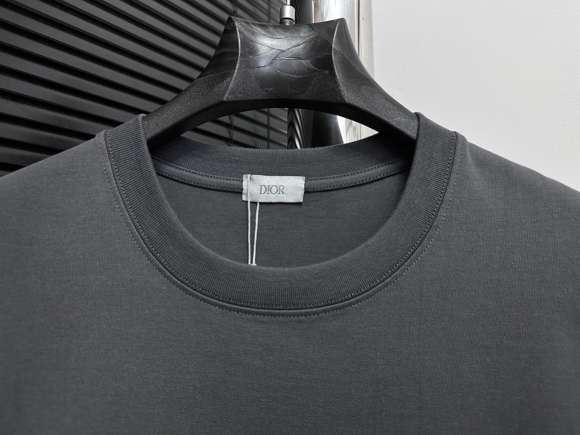 💰85
【DIOR】迪奥25ss新款圆领t恤
采用280克纯棉面料 舒适透气
植绒胶印叠合工艺，字体立体呈现艺术效果 线条光滑流畅 水洗牢度高
顶级元素融合打造，无论是上身舒适度都是无可比拟的存在，诠释你的奢华与品位，打造你的时尚风情魅力所在 男女同款
尺码：S-XL