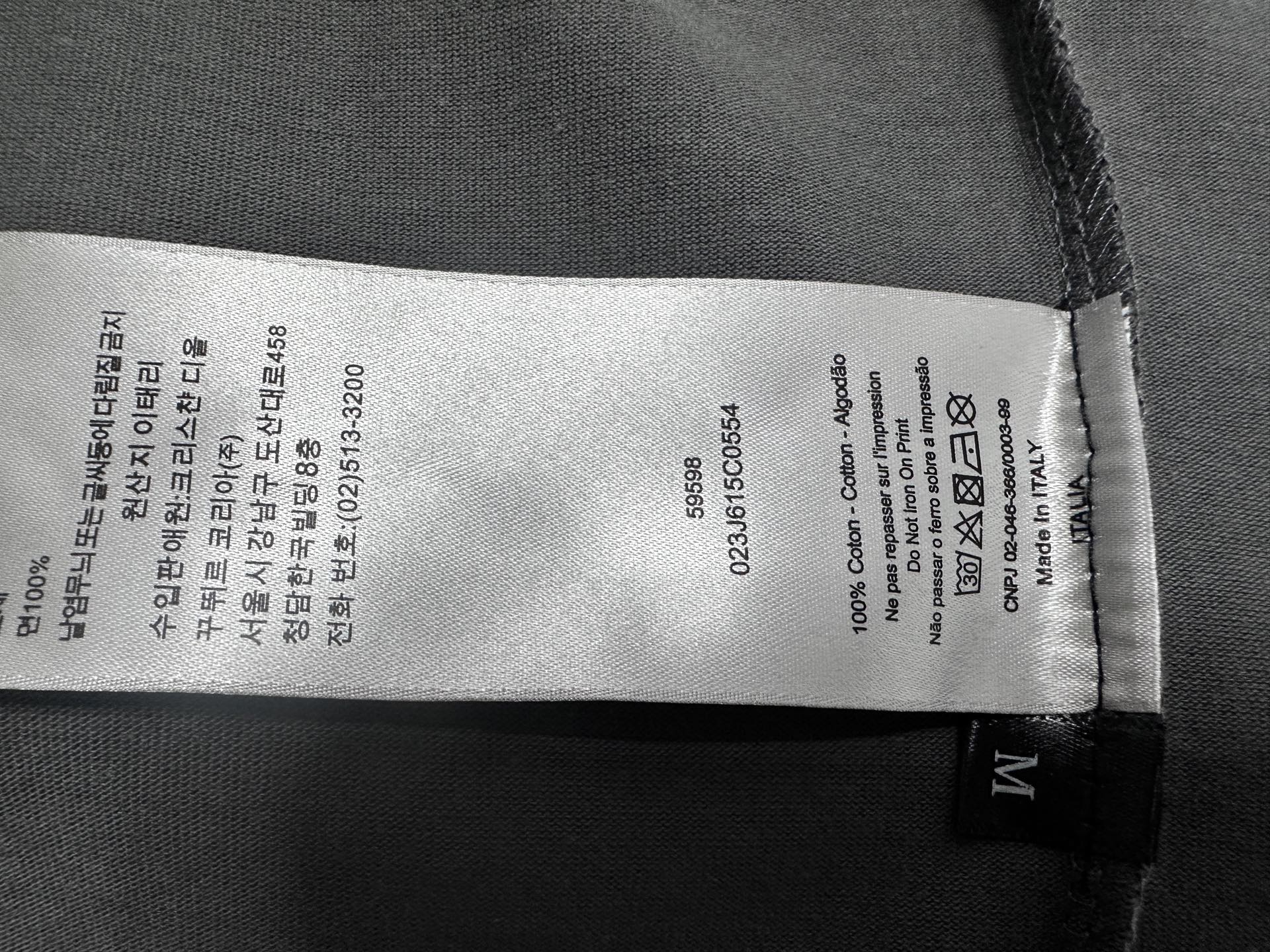 💰85
【DIOR】迪奥25ss新款圆领t恤
采用280克纯棉面料 舒适透气
植绒胶印叠合工艺，字体立体呈现艺术效果 线条光滑流畅 水洗牢度高
顶级元素融合打造，无论是上身舒适度都是无可比拟的存在，诠释你的奢华与品位，打造你的时尚风情魅力所在 男女同款
尺码：S-XL
