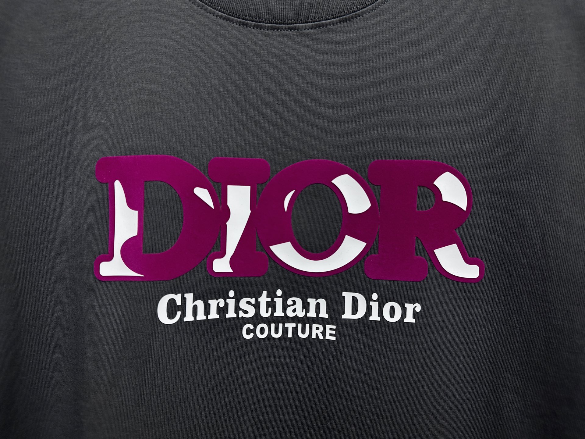 💰85
【DIOR】迪奥25ss新款圆领t恤
采用280克纯棉面料 舒适透气
植绒胶印叠合工艺，字体立体呈现艺术效果 线条光滑流畅 水洗牢度高
顶级元素融合打造，无论是上身舒适度都是无可比拟的存在，诠释你的奢华与品位，打造你的时尚风情魅力所在 男女同款
尺码：S-XL