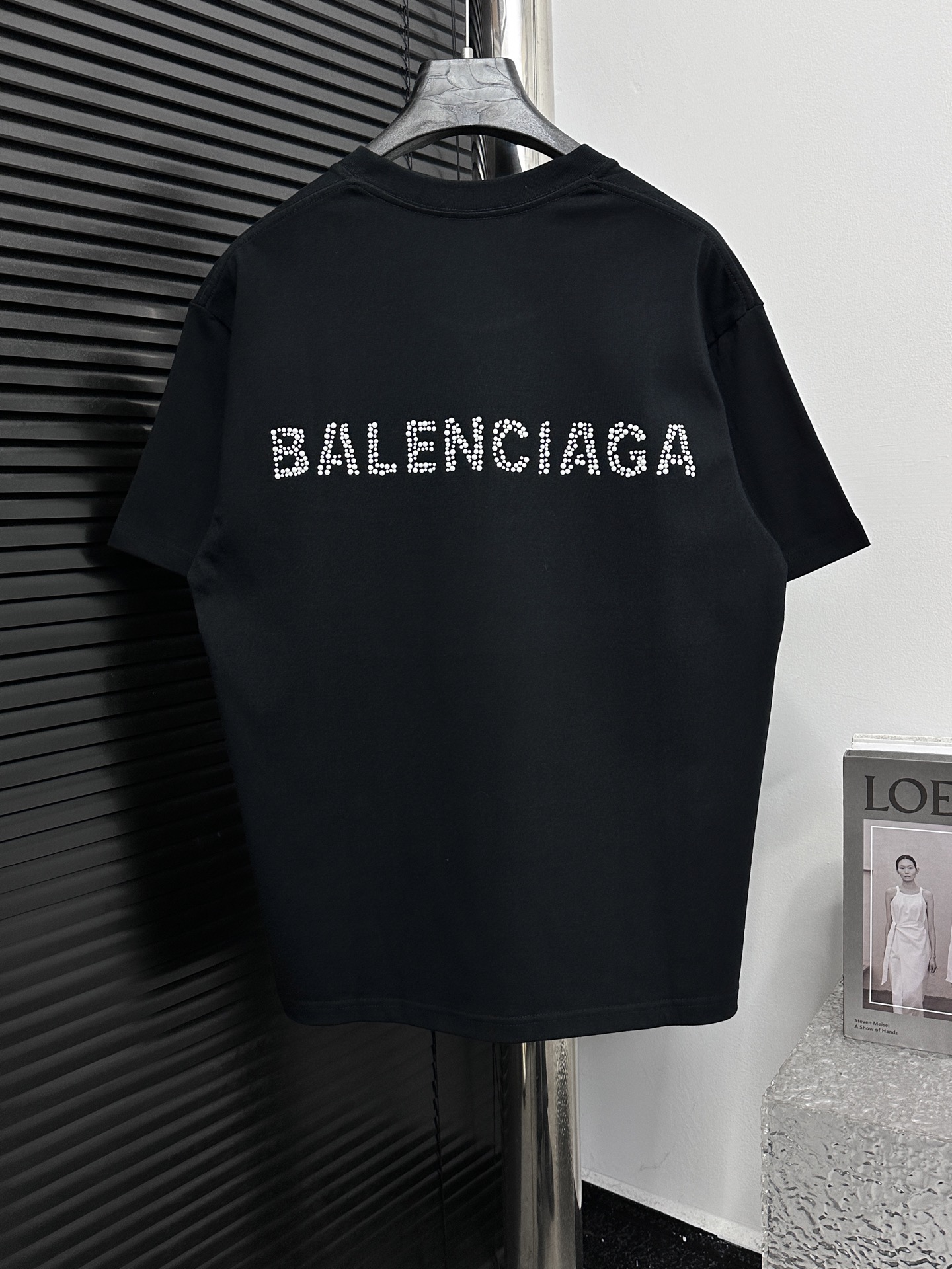 💰85
【BALENCIAG*】巴黎 25ss圆领珍珠双B短袖
⚠️不要机洗 
面料采用16支单精梳紧密纺纱做洗后280克加密平纹布 做无尘烧毛加面部轻食毛工艺  先扫描在人工对板一点点贴珠珠 精修细节而成 经反复修改才能对板一致  人工对板磨破加柔洗水穿后不变形 男女同款
尺码：S-XL